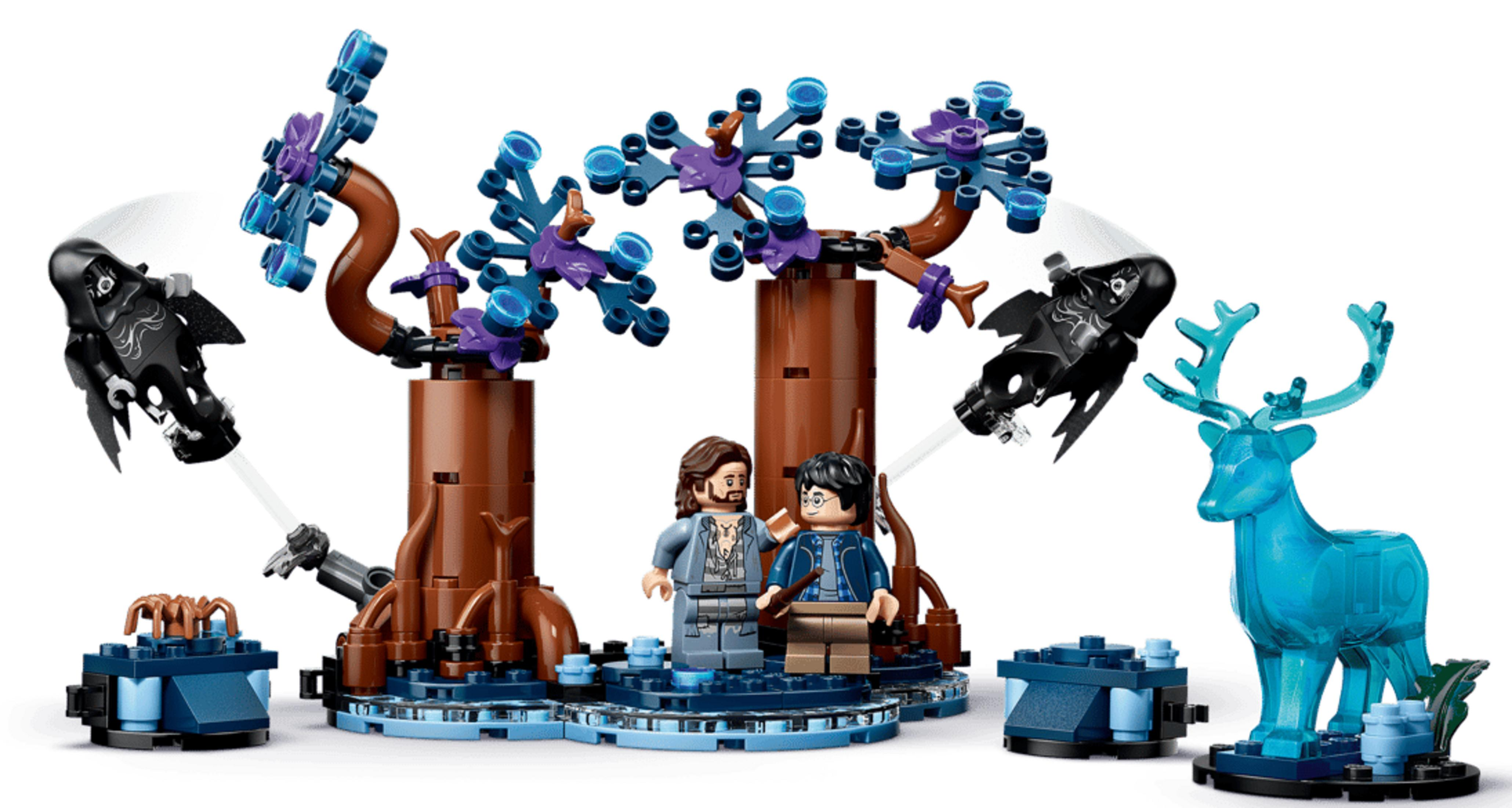 Set LEGO con due figure, alberi, un cervo e due creature nere.