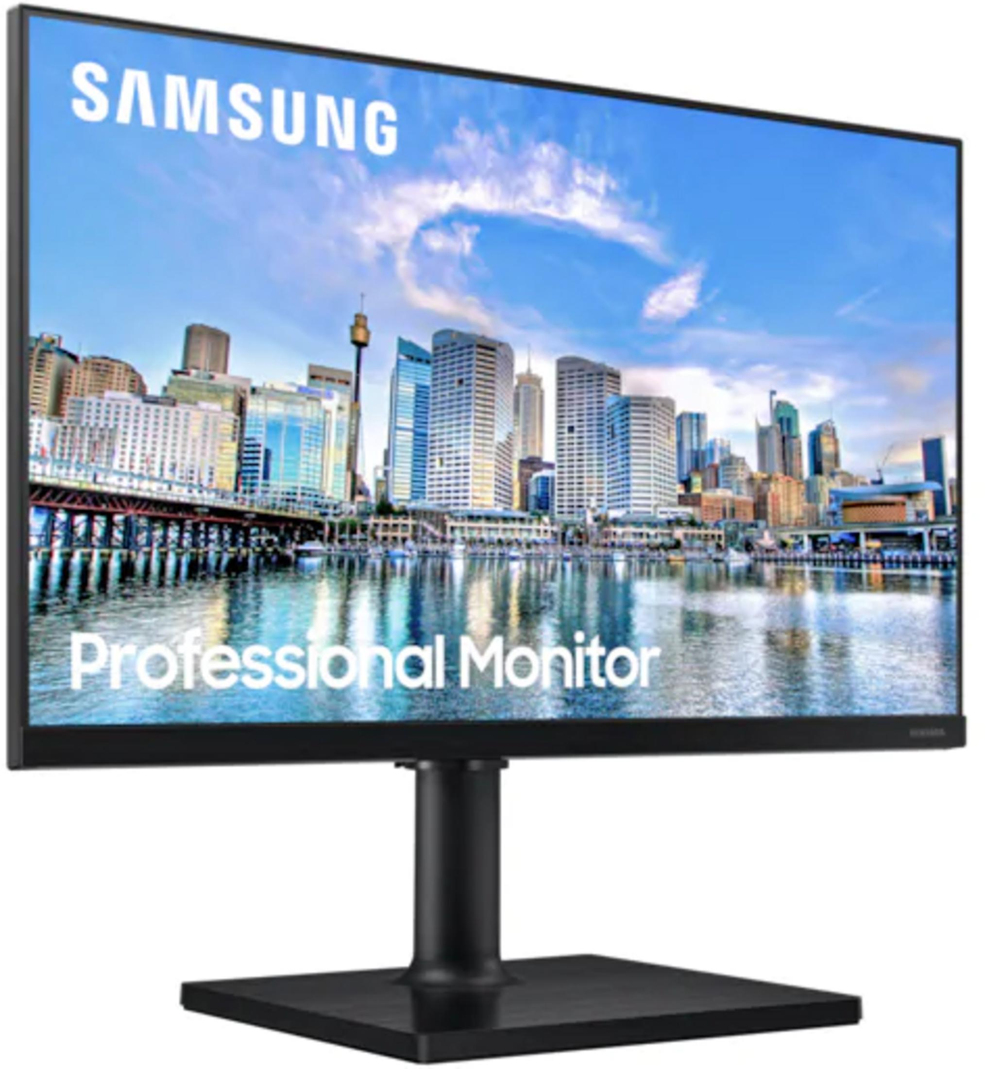 Un monitor Samsung mostra uno skyline cittadino con grattacieli sull'acqua.