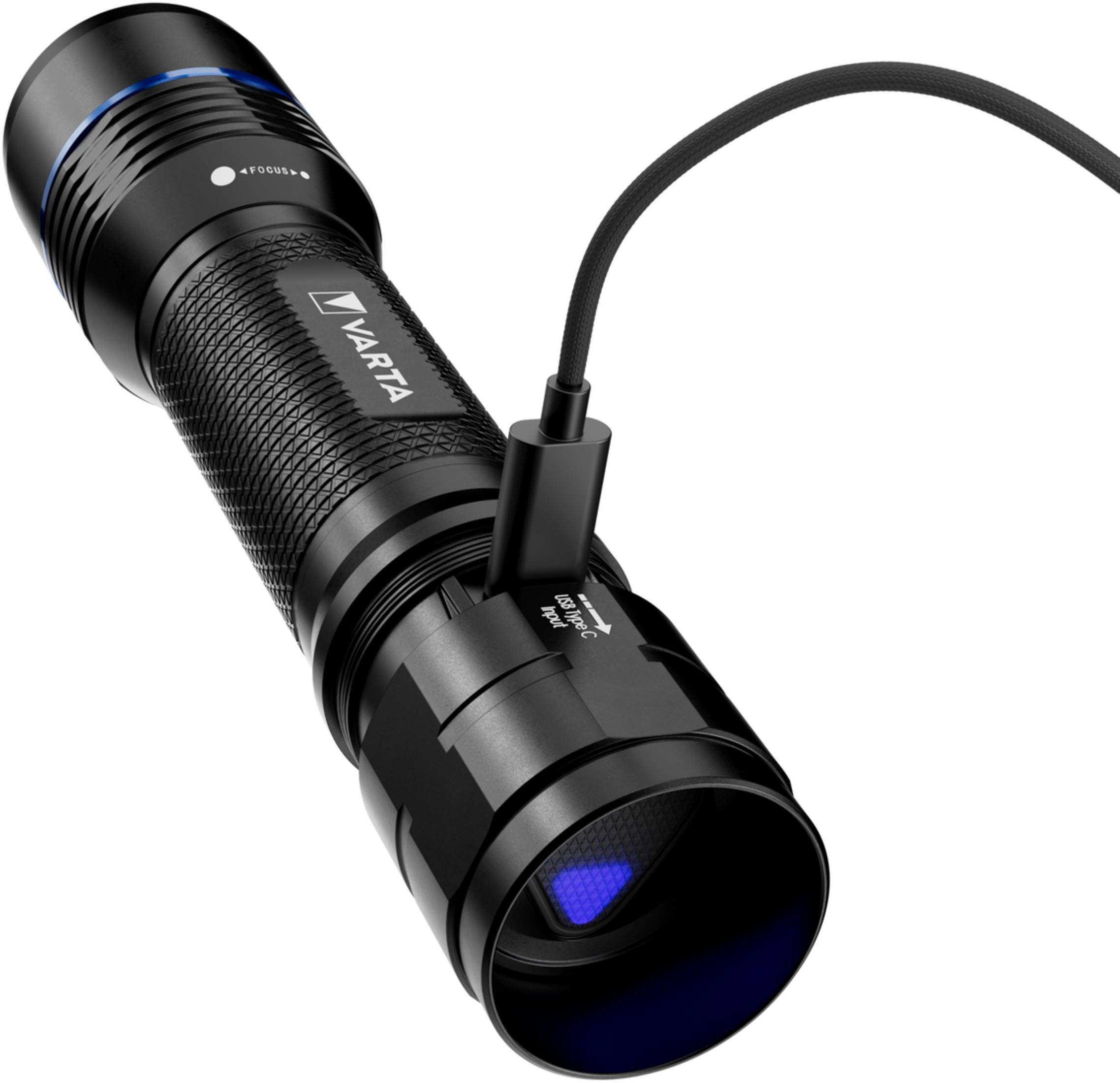 Schwarze Varta Taschenlampe mit USB-C Kabel verbunden. Blaue LEDs leuchten.