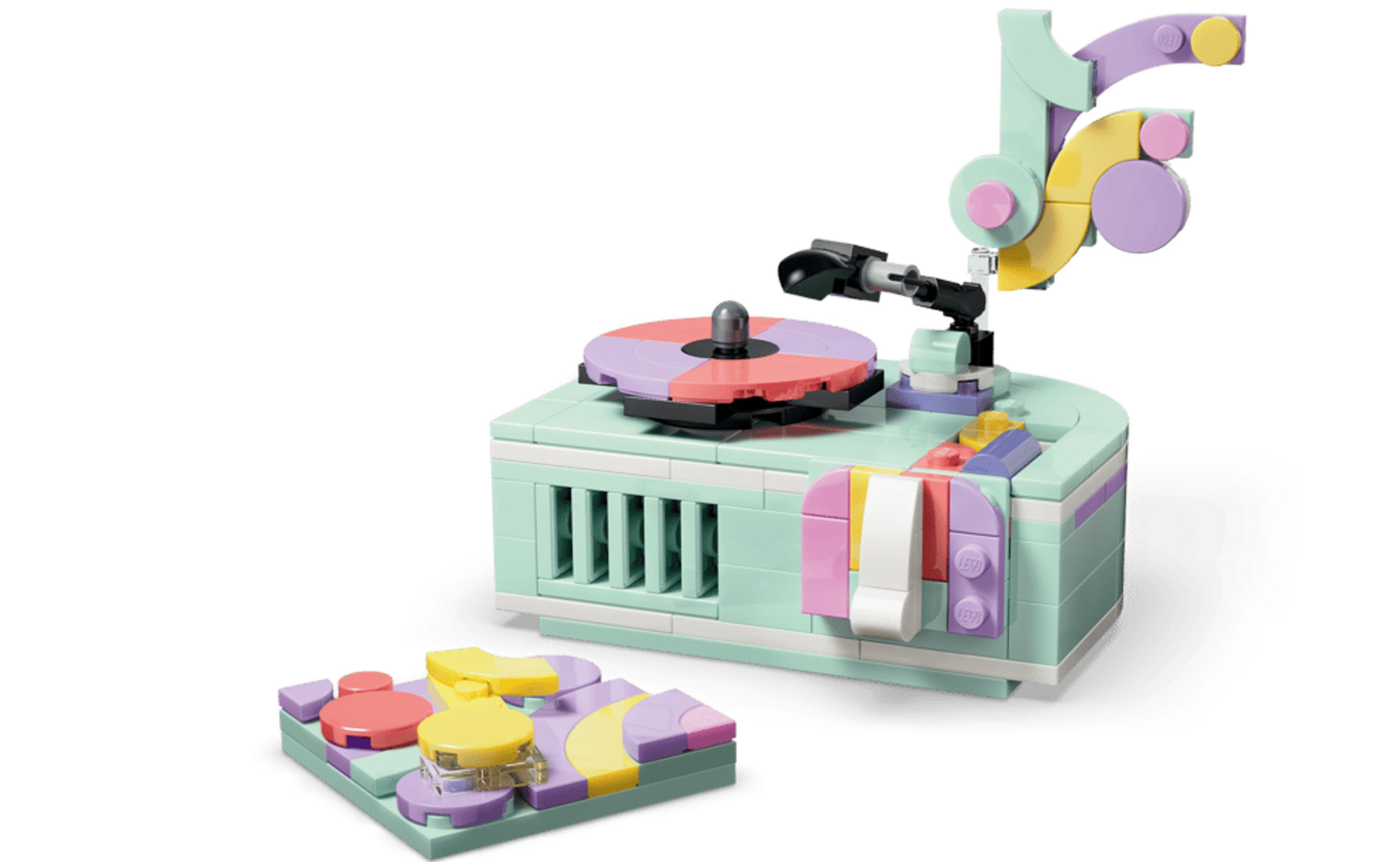 Un tocadiscos Lego en colores pastel con una base colorida separada.