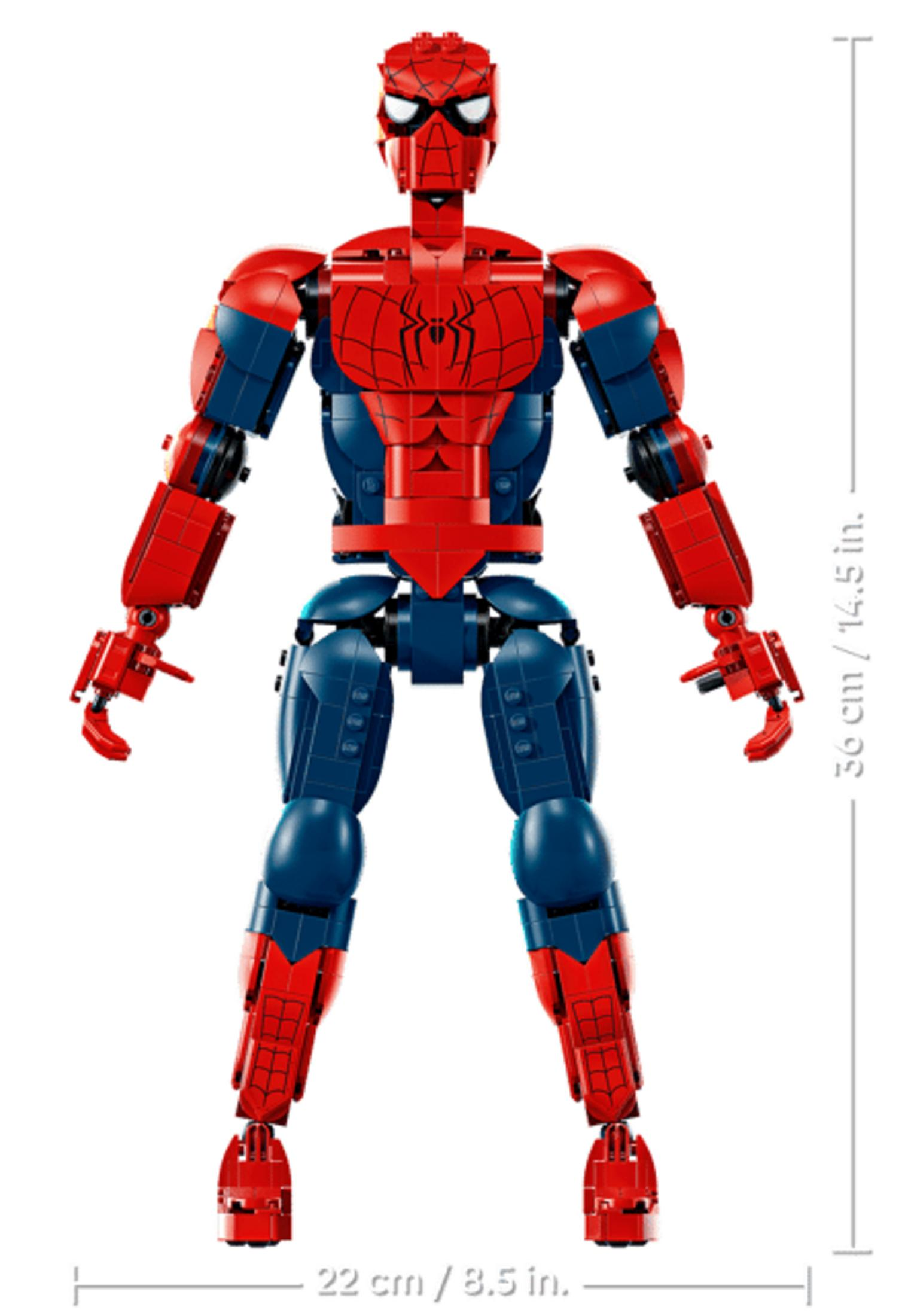 Una figura Lego di Spider-Man rossa e blu sta in piedi. Vengono mostrate le dimensioni.