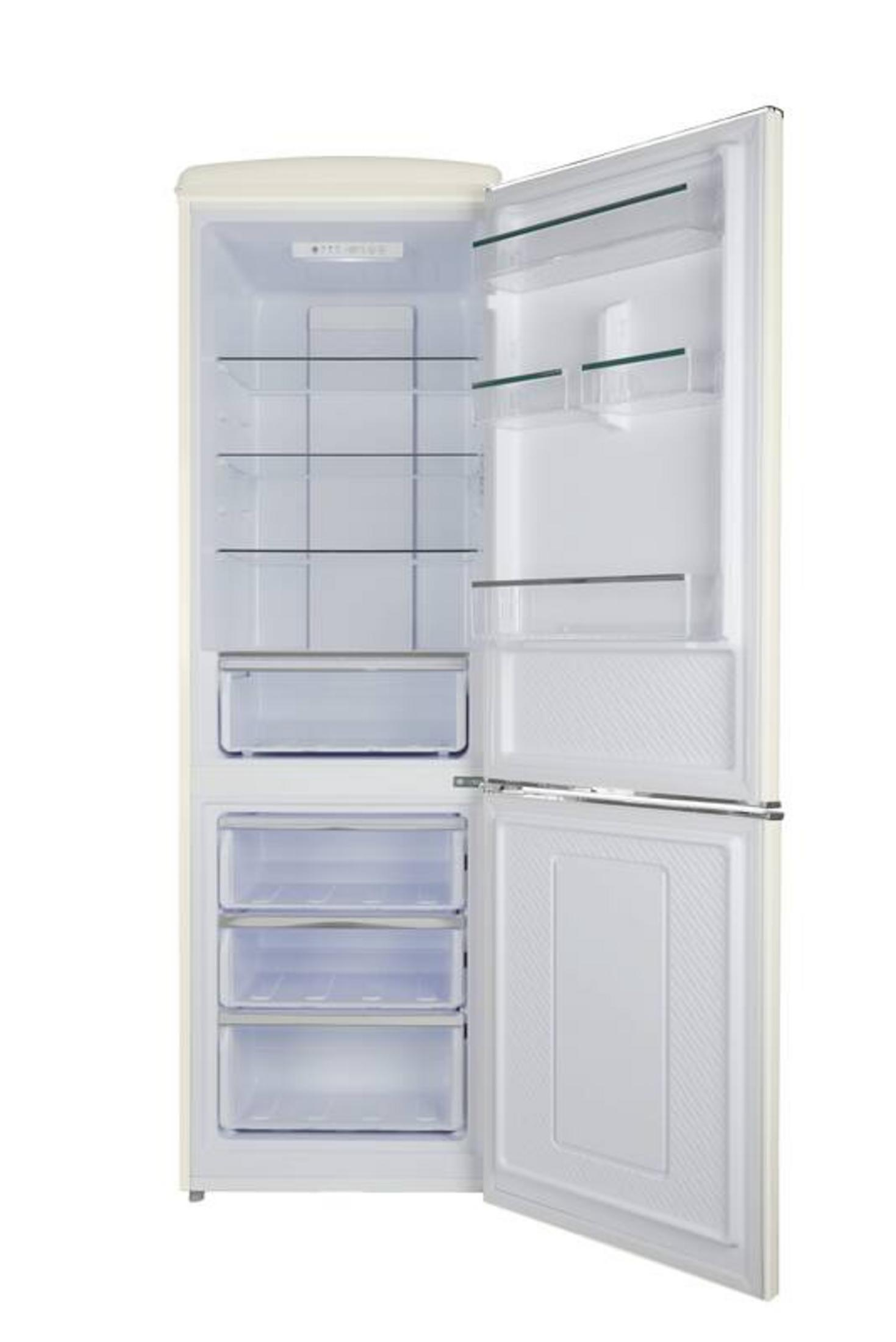 Ein offener, cremefarbener Kühlschrank mit mehreren Glasböden und transparenten Schubladen.