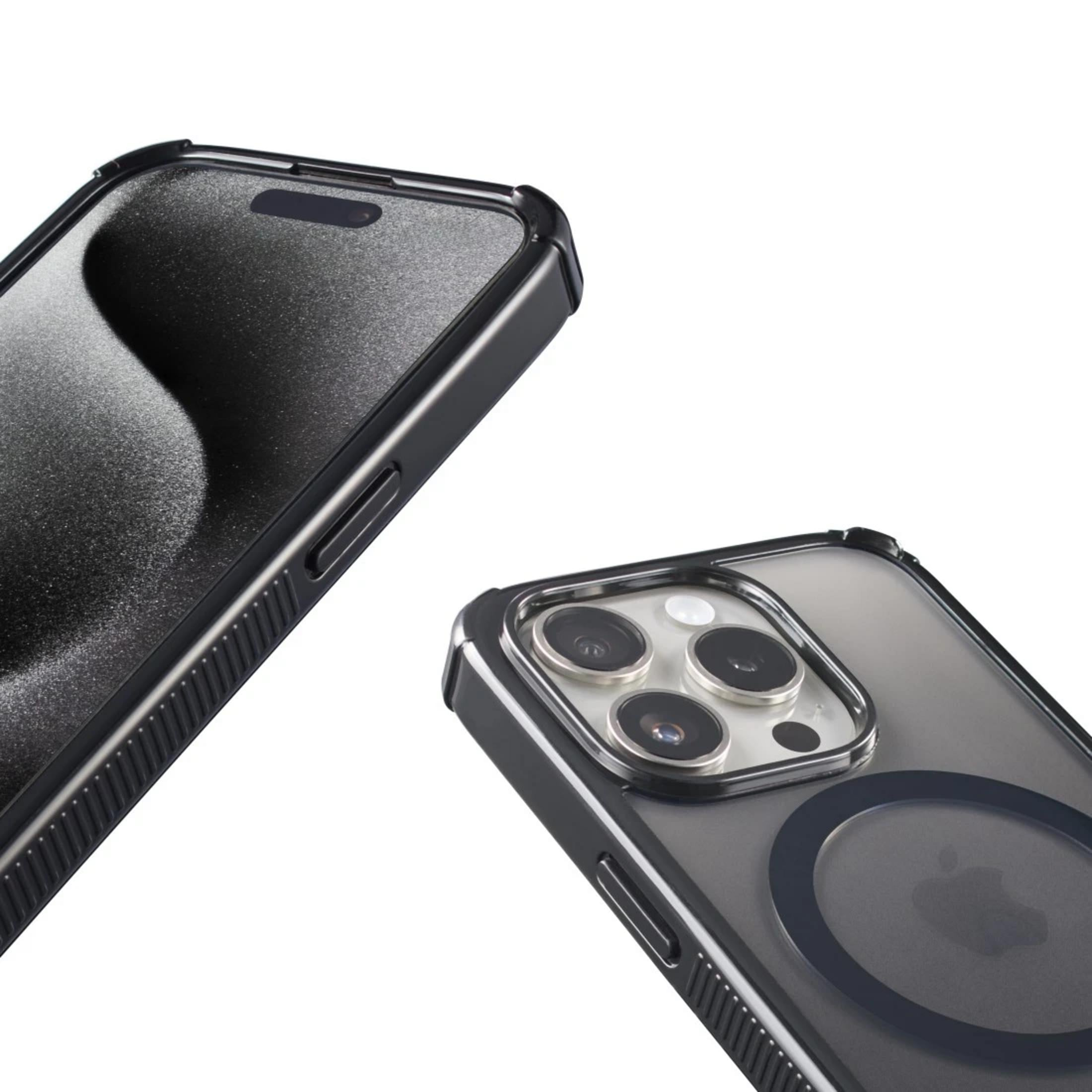 Telefono nero con tre fotocamere e anello MagSafe su sfondo bianco.