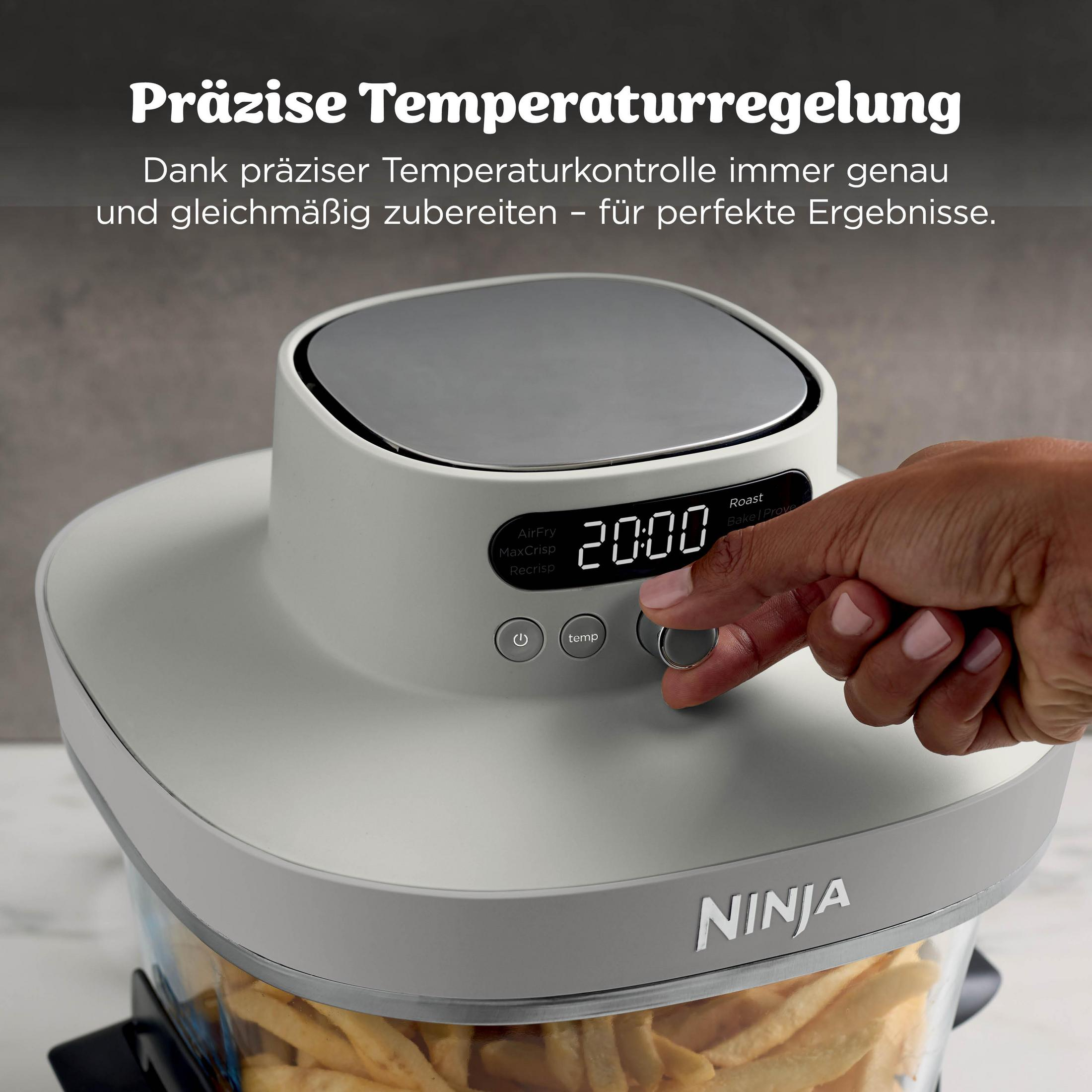 Eine Hand stellt die Zeit auf einem Ninja Heißluftfritteuse mit Pommes ein.