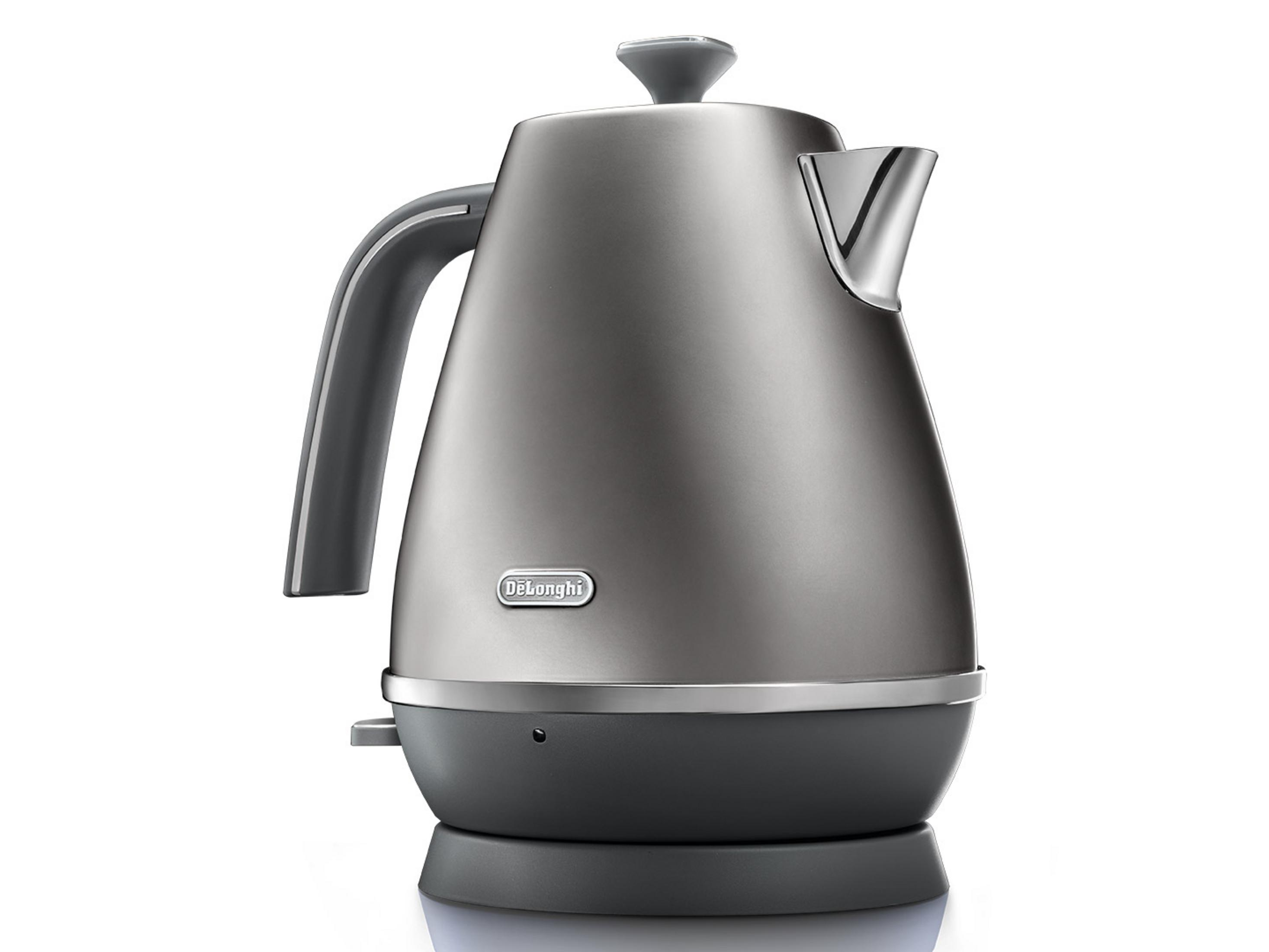 Un bollitore DeLonghi grigio con fascia argentata e base nera.