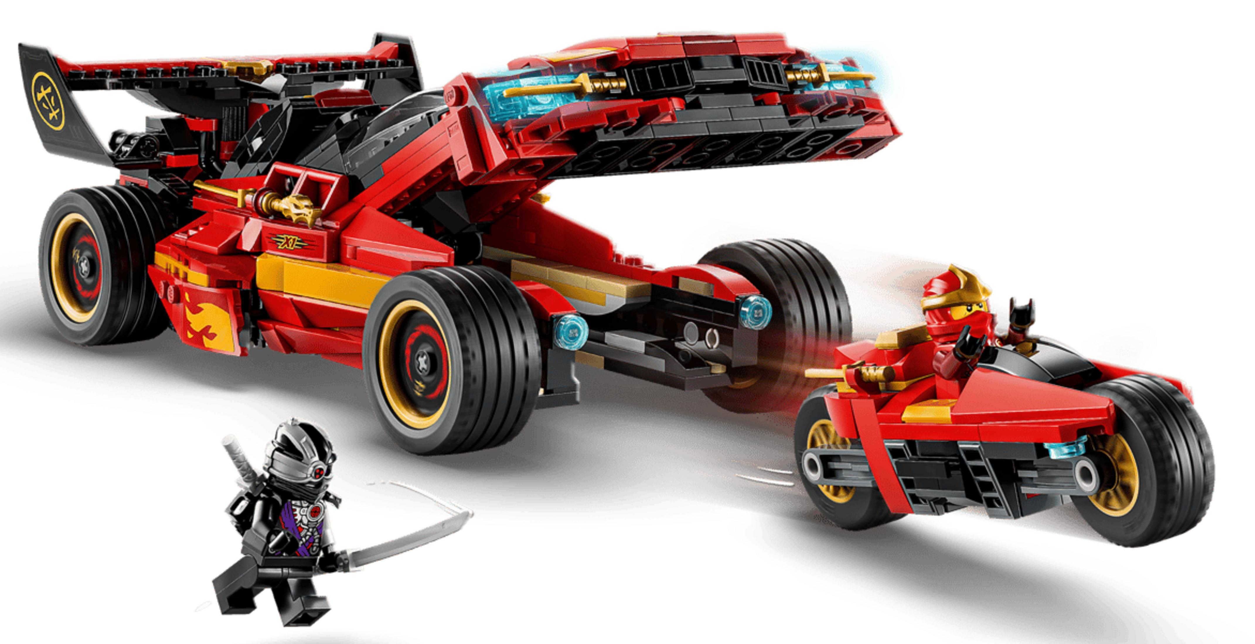 Un coche Lego rojo con un conductor y una figura Lego con espada.