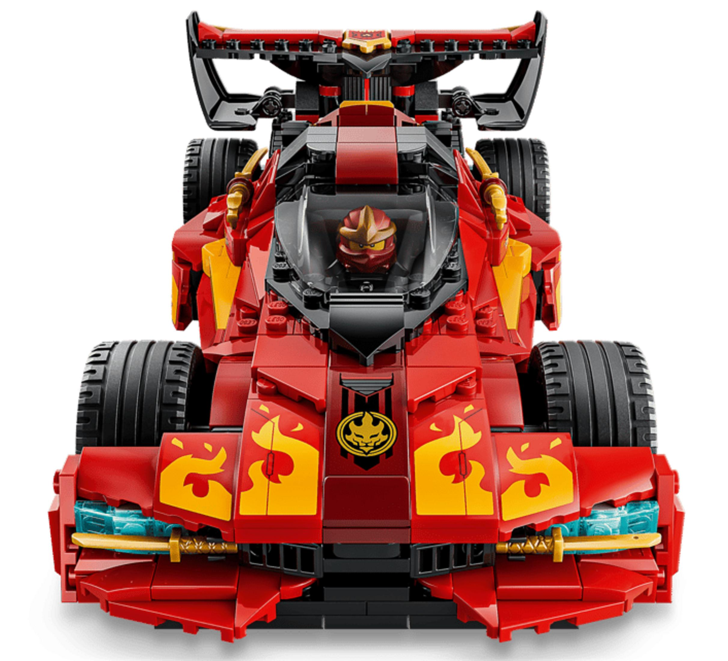Un coche de carreras Lego rojo con calcomanías de llamas amarillas y un conductor en la cabina.