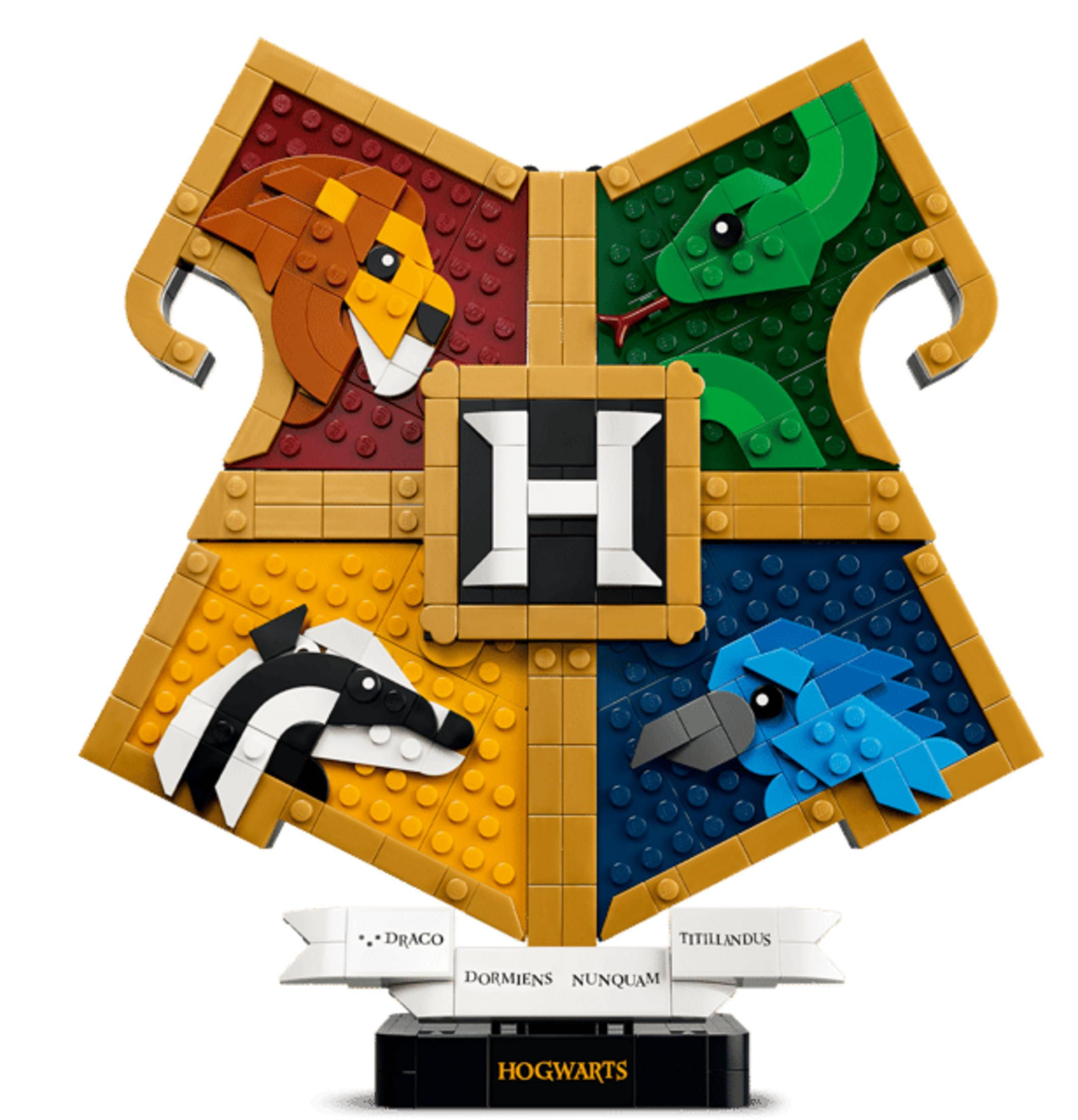 Ricostruzione Lego dello stemma di Hogwarts, con leone, serpente, tasso e corvo.