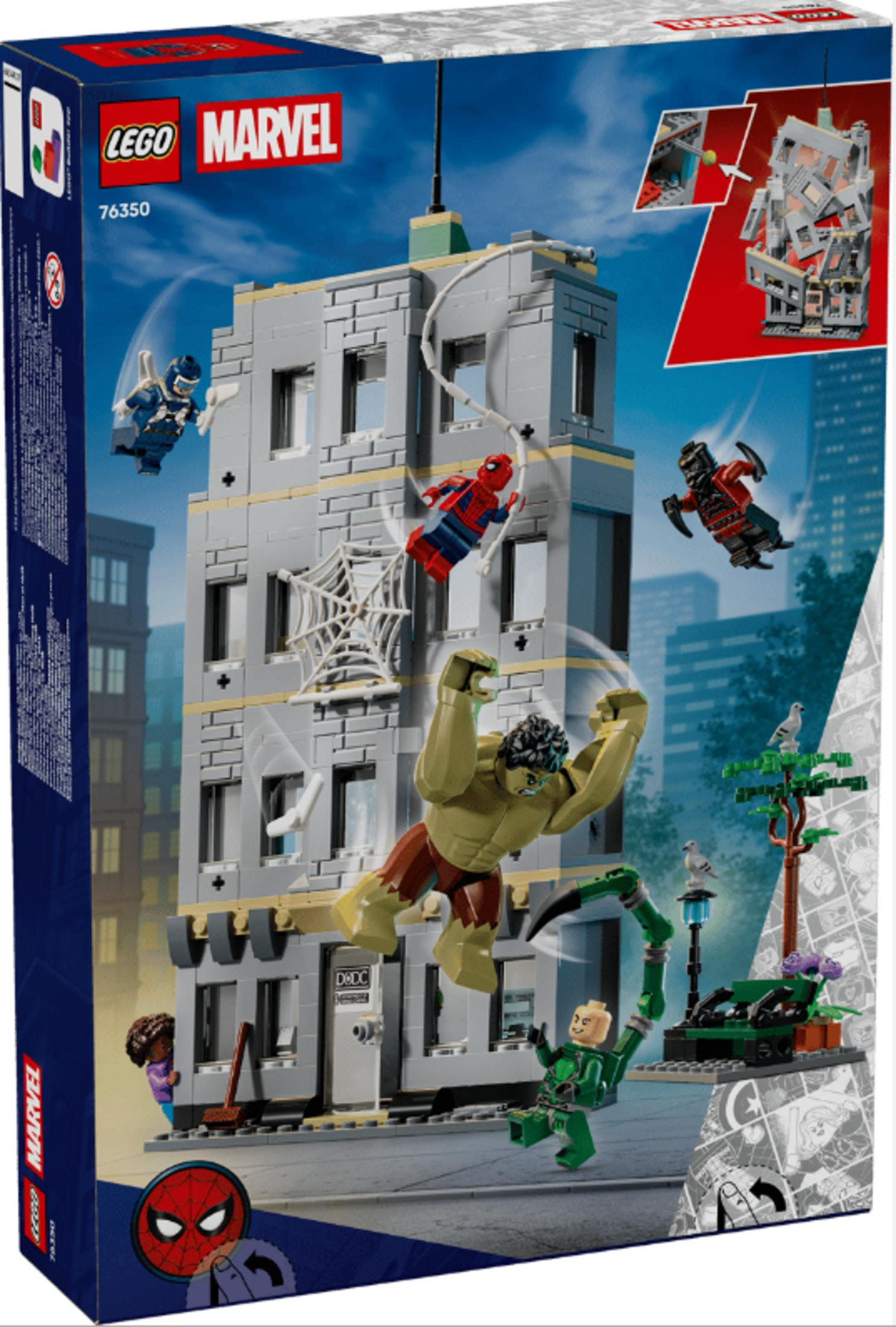 Set Lego Marvel con Spiderman, Hulk, Goblin y más frente a un edificio urbano.