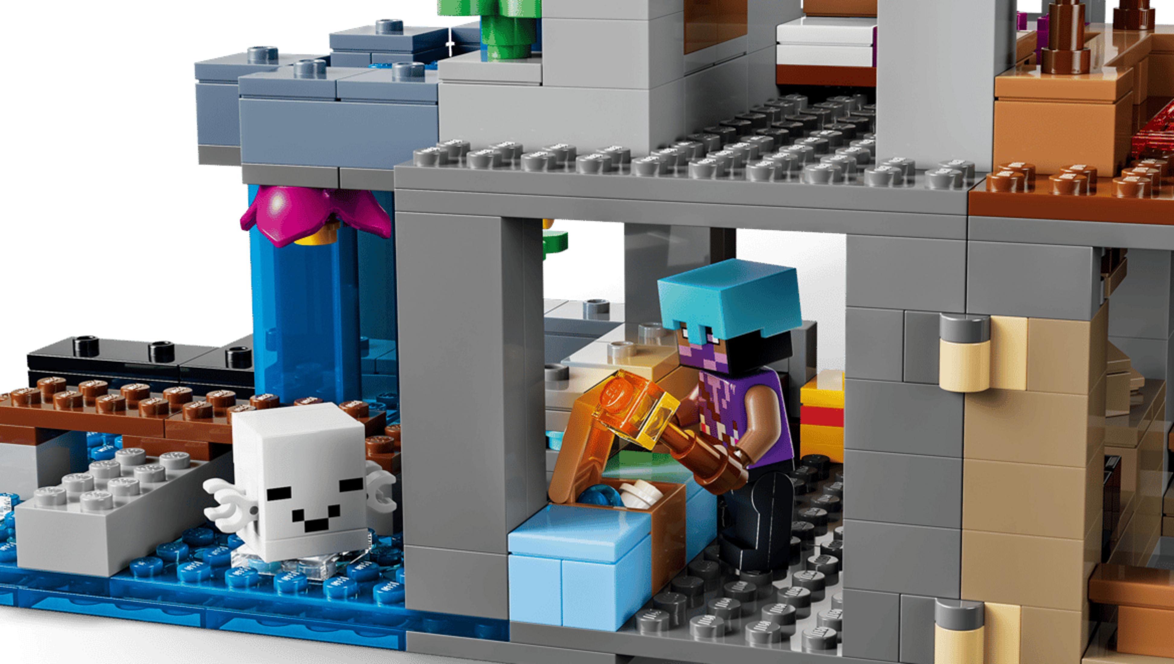 Un juguete de Minecraft con una figura sosteniendo un martillo y un fantasma junto a agua azul.