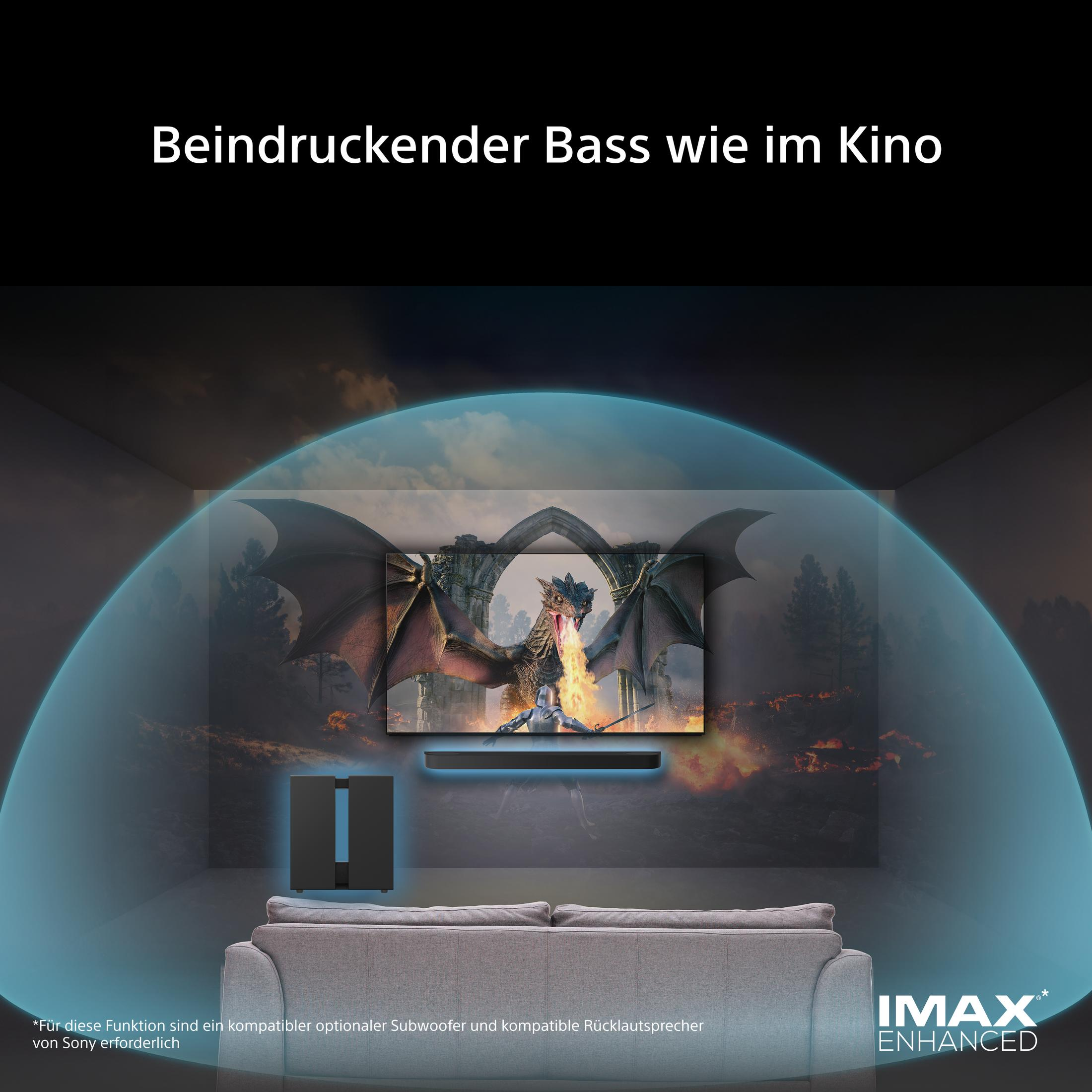 Ein Fernseher zeigt einen Drachen, der Feuer spuckt, daneben ein Sofa.