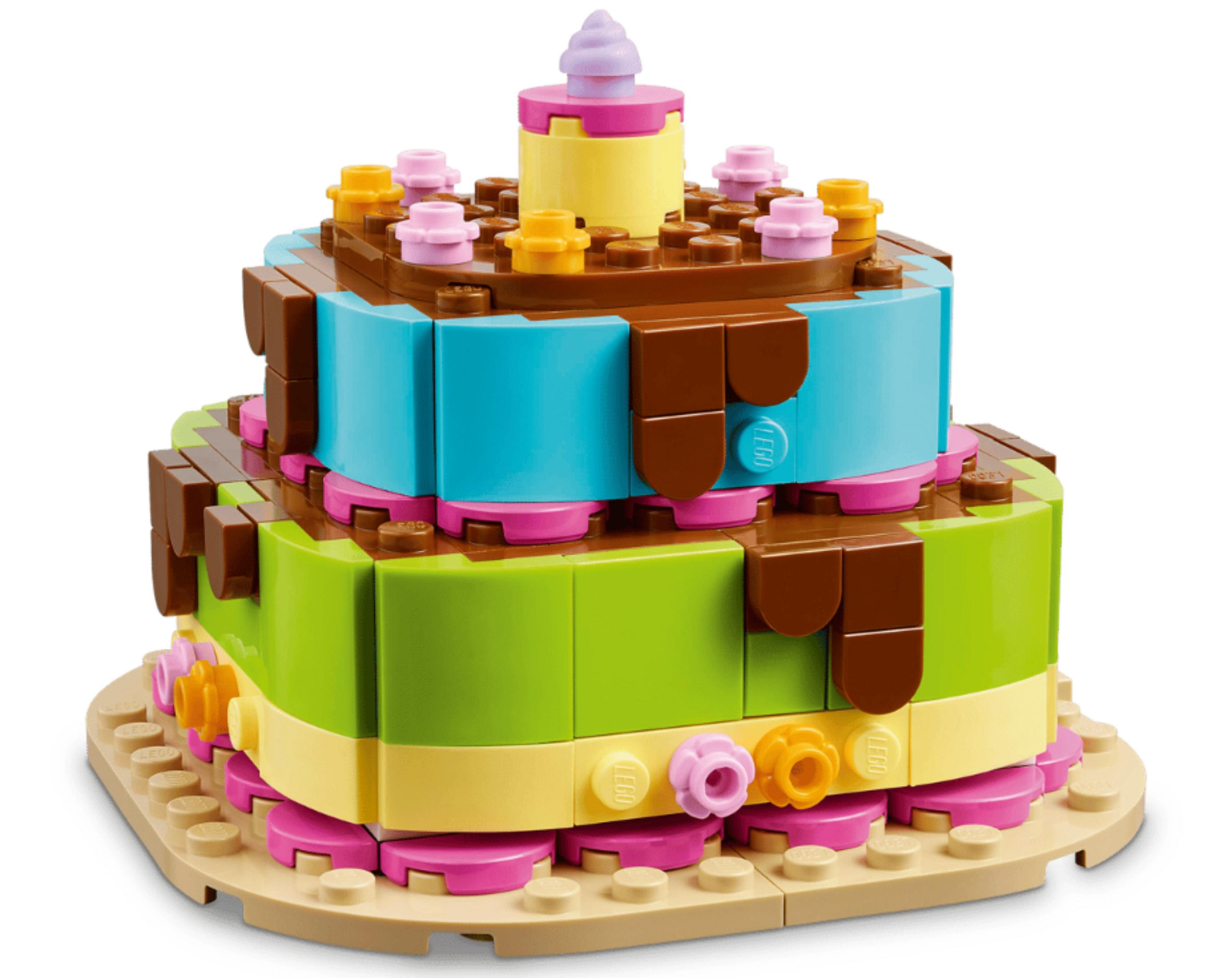 Torta Lego a due piani con strati blu e verdi, glassa al cioccolato e decorazioni a candela.
