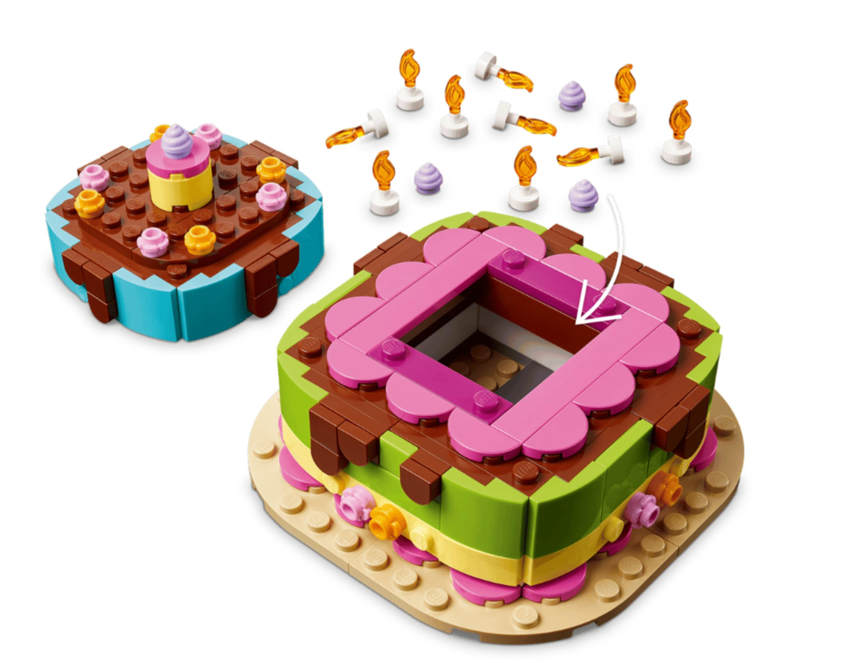 Due torte Lego: una blu con glassa al cioccolato e candeline, l'altra verde con decorazioni rosa.