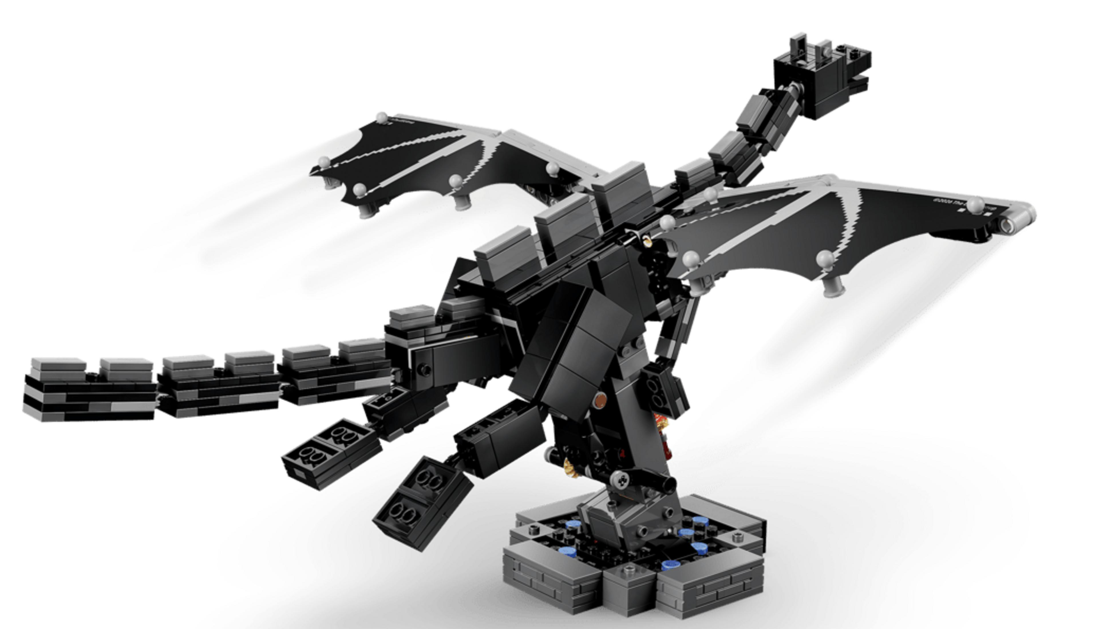 Un drago nero Lego con ali e coda, su una base.
