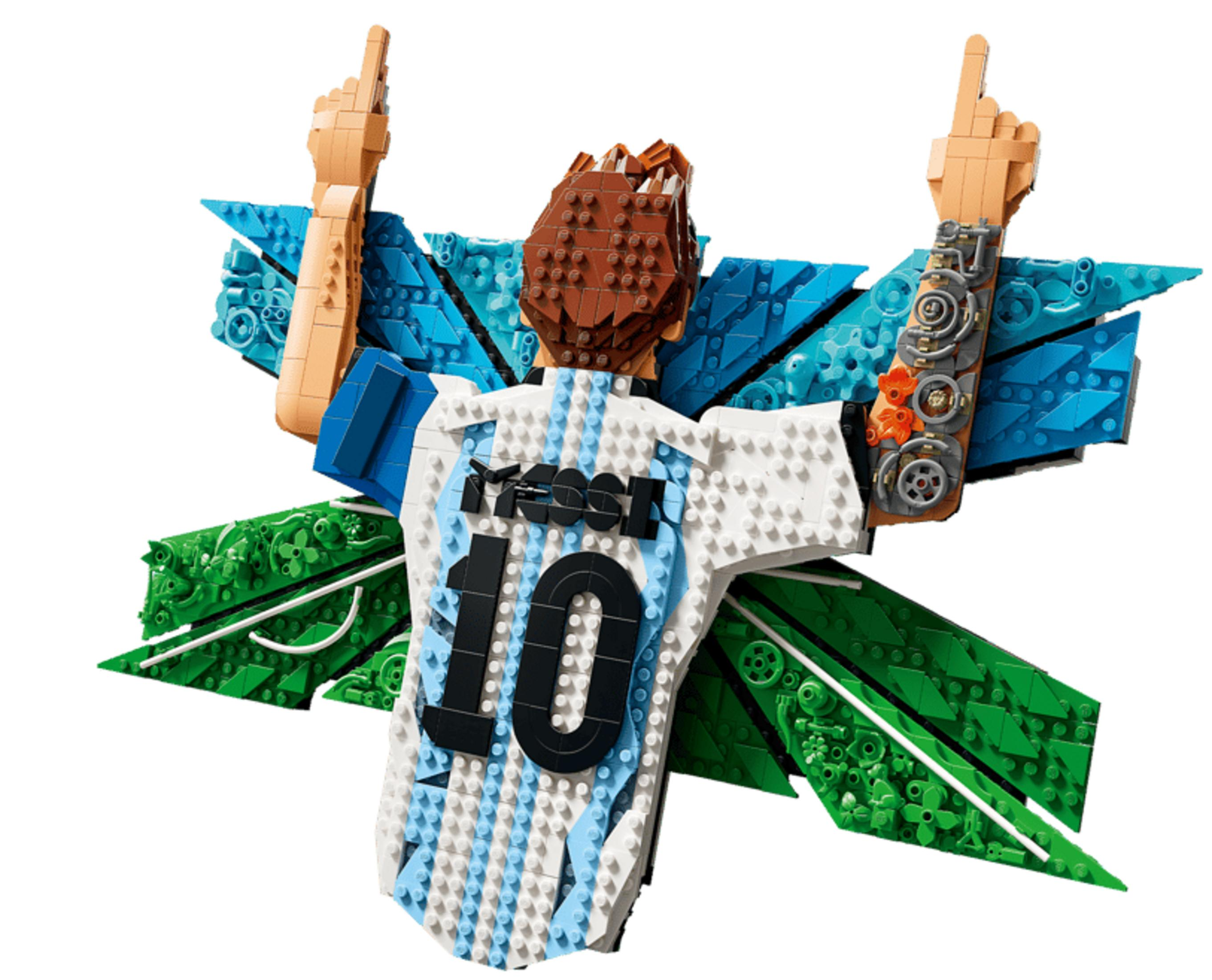 Messi'nin forması ve mavi-yeşil kanatlarından oluşan Lego modeli.