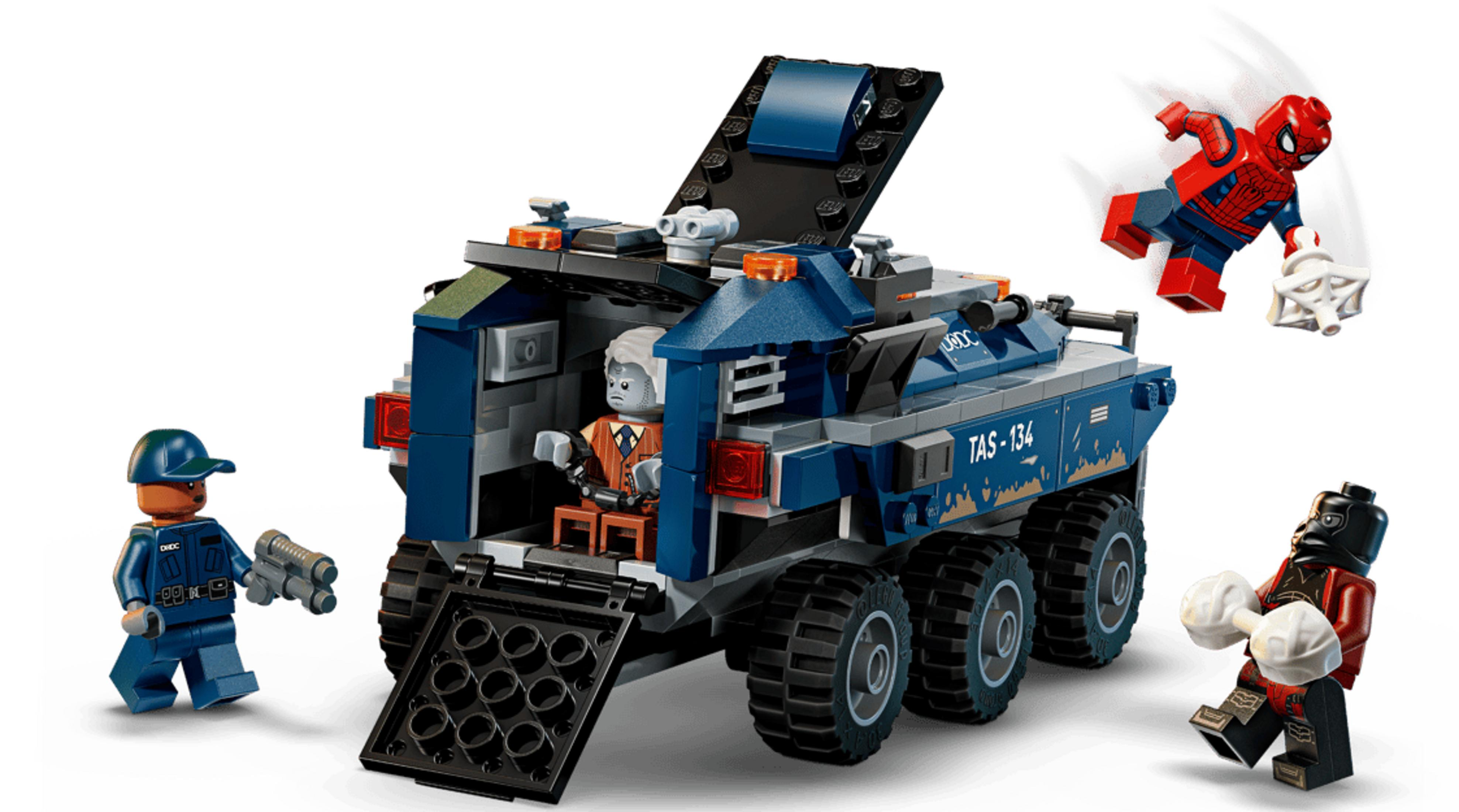 Lego Spider-Man attacca un veicolo corazzato blu con figure.