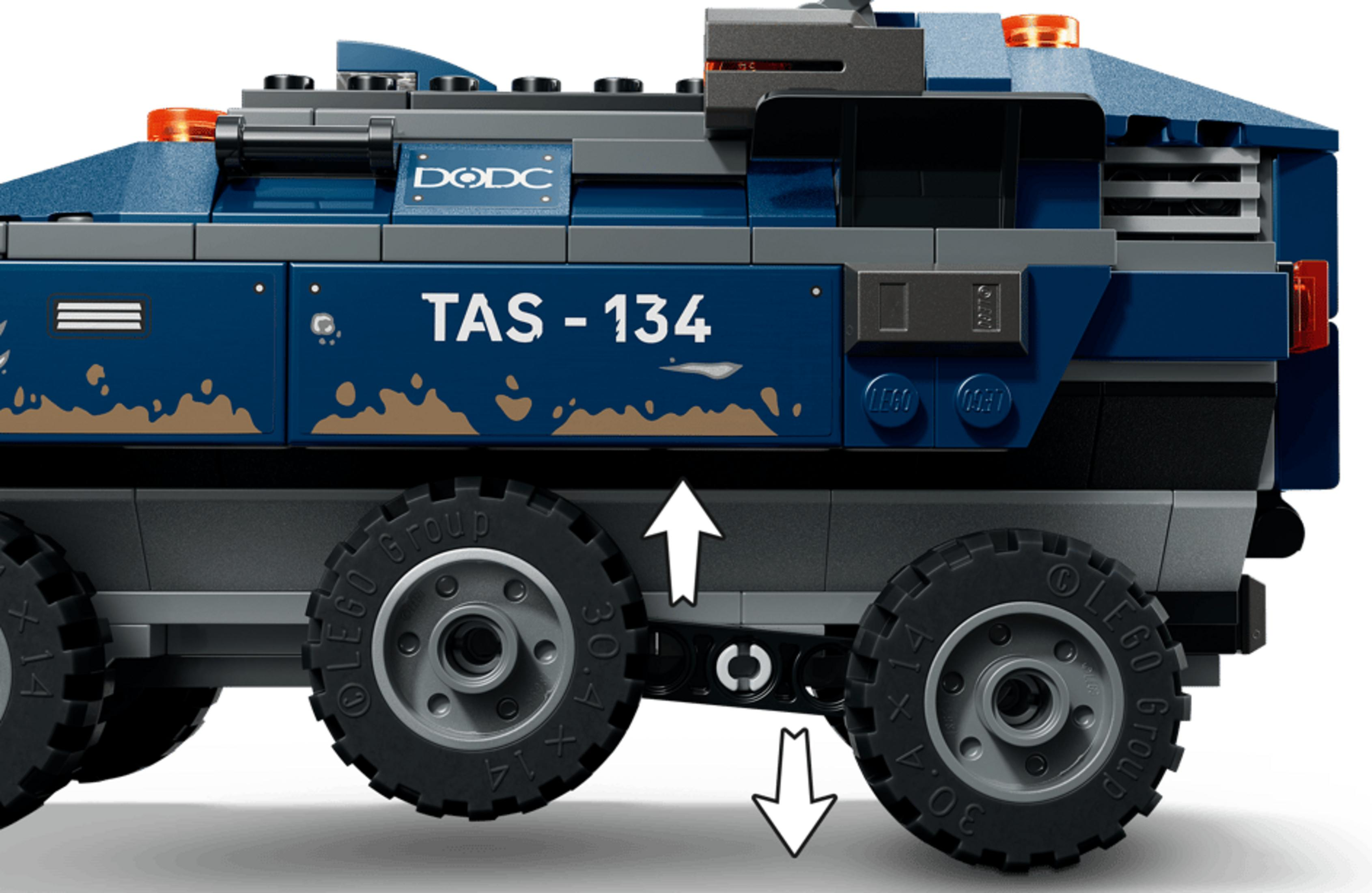Camion LEGO blu con "TAS - 134", ruote grandi e luci di avvertimento.