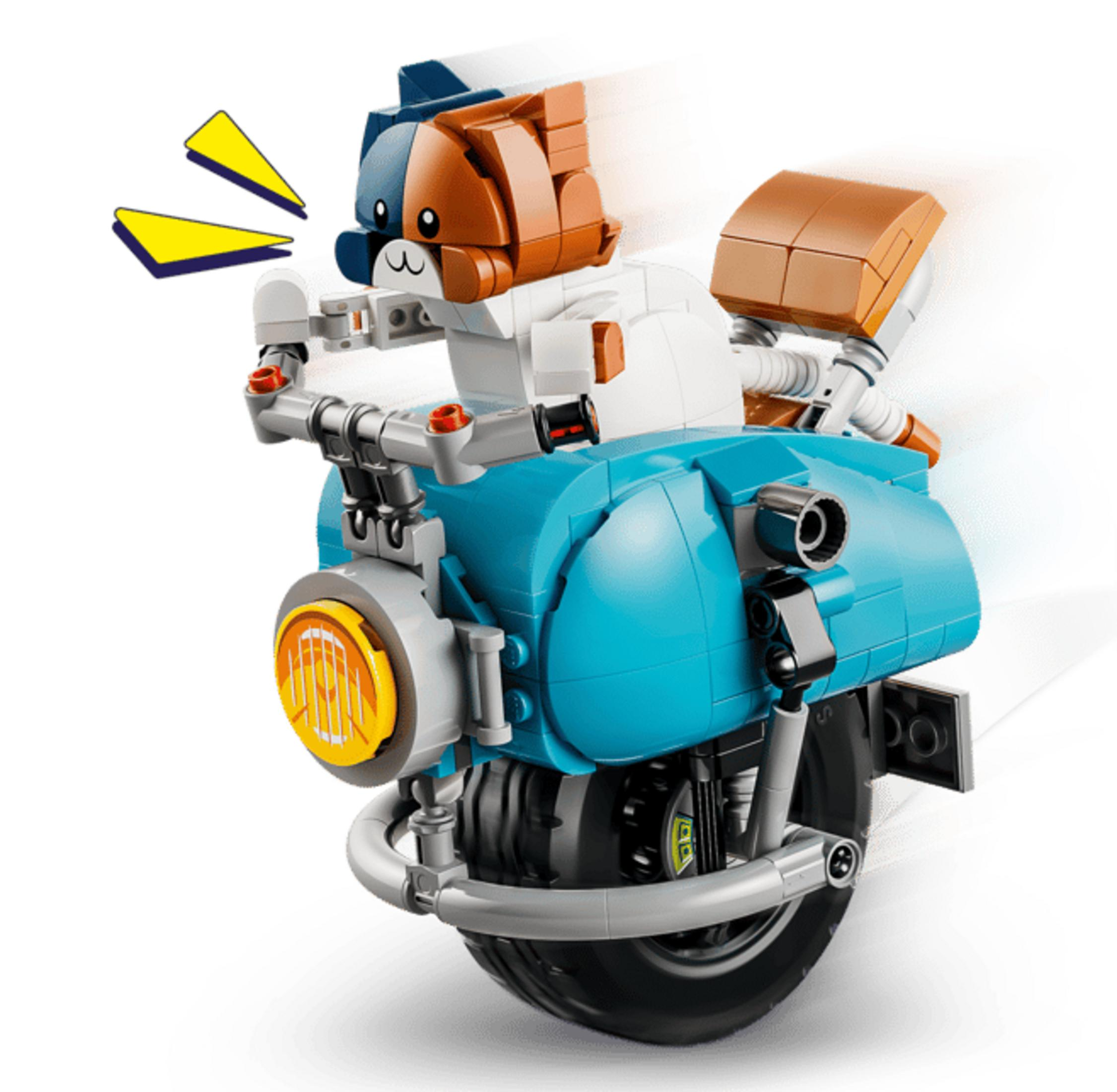 Sarı ünlem işaretleriyle mavi bir Lego motosiklet kullanan kedi.