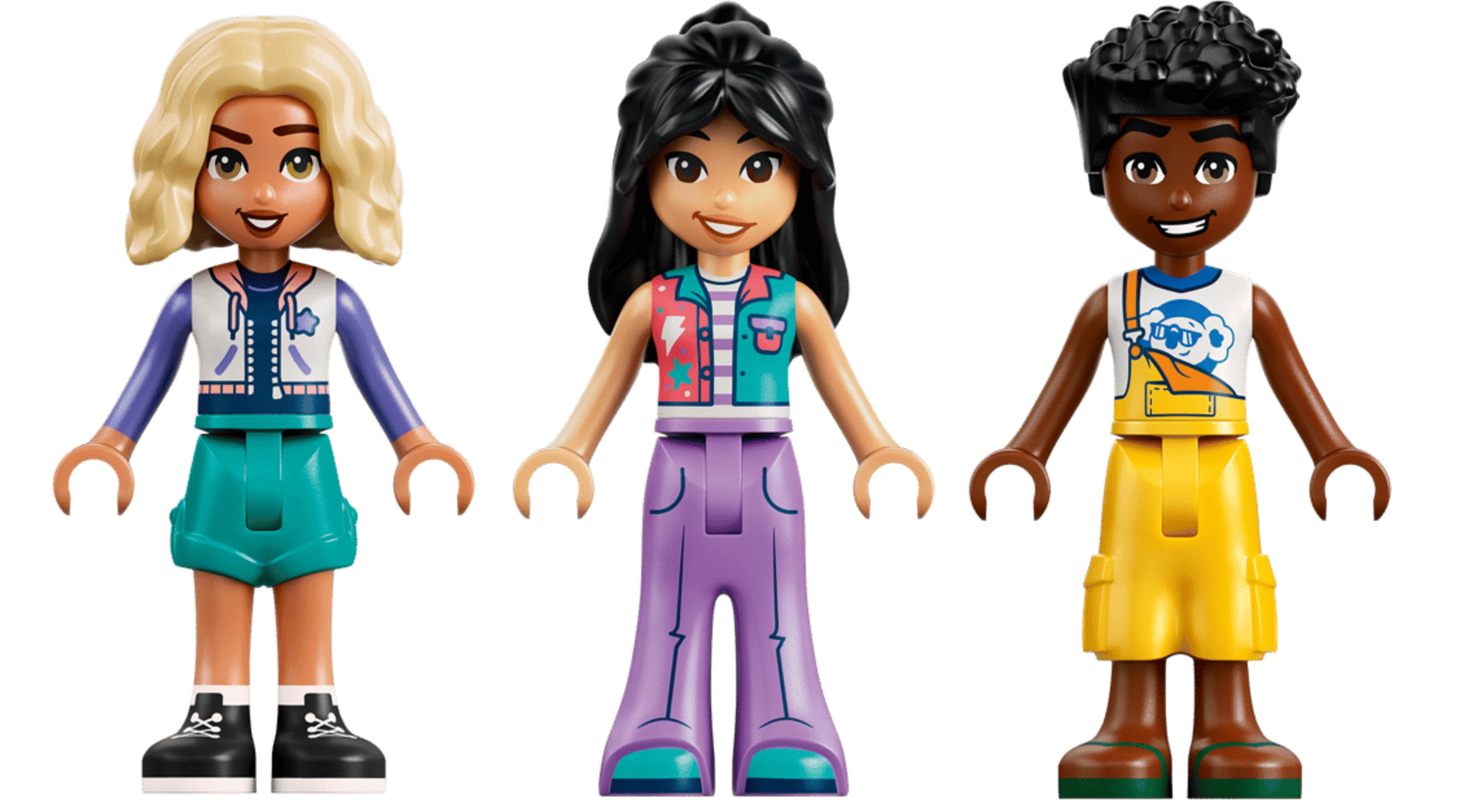 Tre colorate figure Lego sono una accanto all'altra.