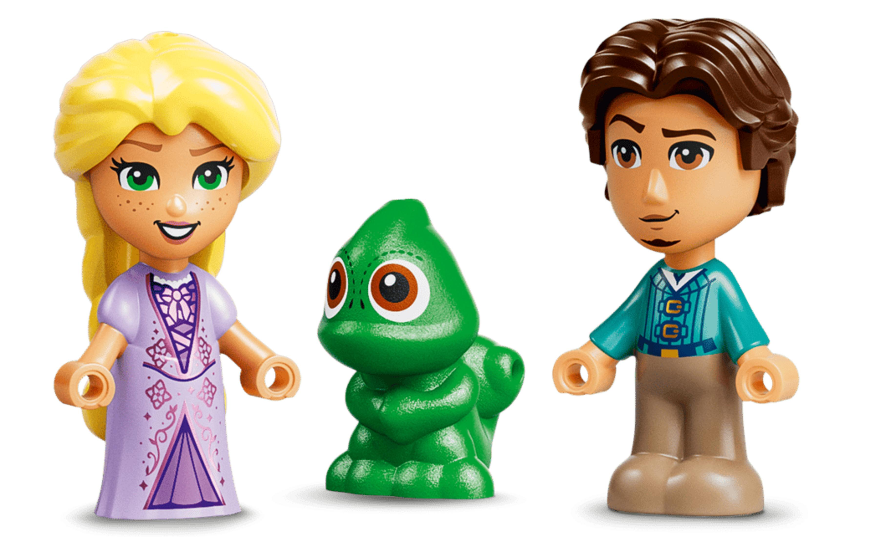 Tre figure: donna bionda in abito viola, lucertola verde, uomo in camicia blu.