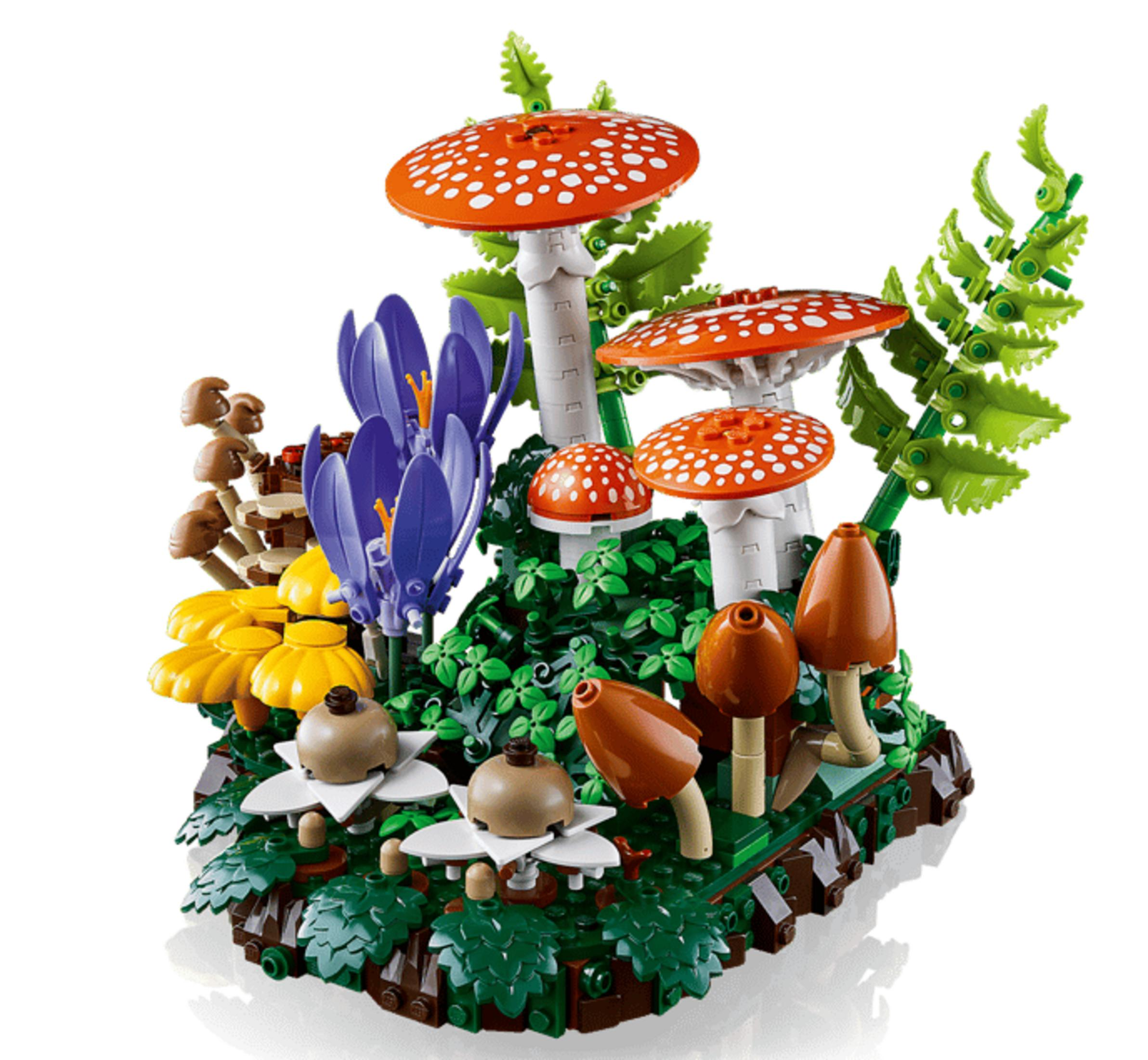 Modello Lego di una foresta con funghi, fiori e felci.
