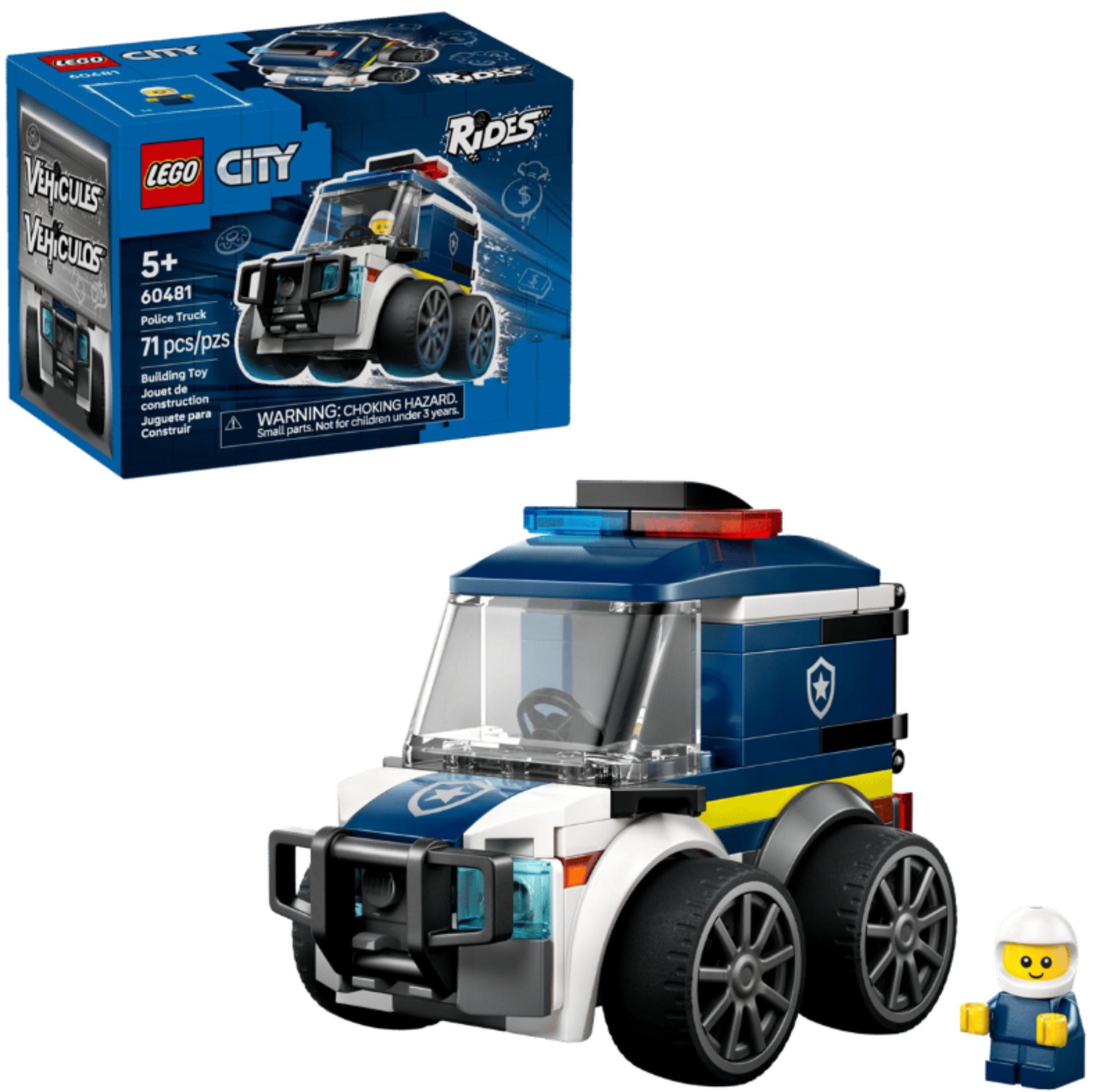 Un camión de policía LEGO azul con seis ruedas y una minifigura al lado.