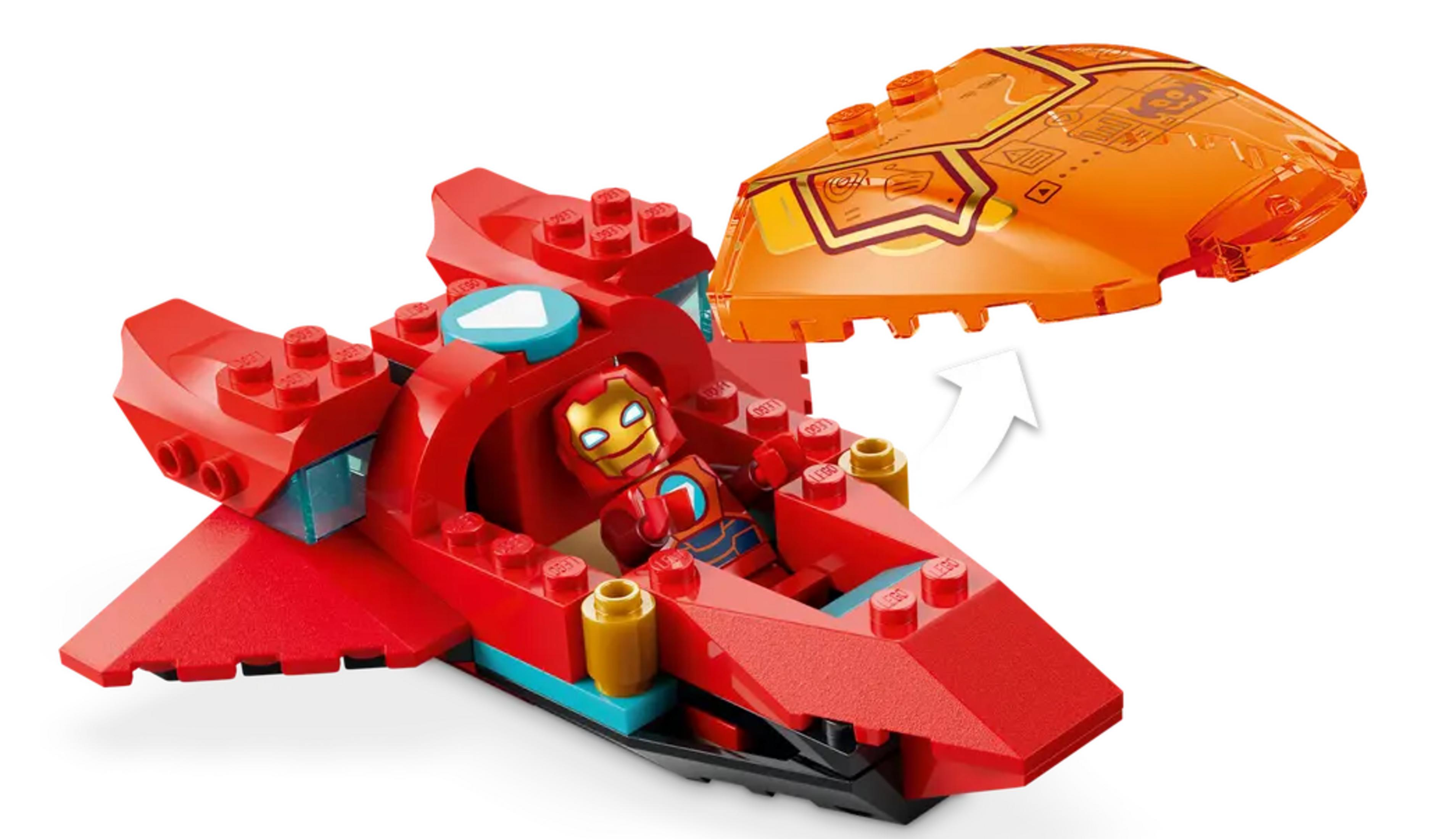 Iron Man è seduto in un jet LEGO rosso. Una cappottina arancione fluttua sopra.
