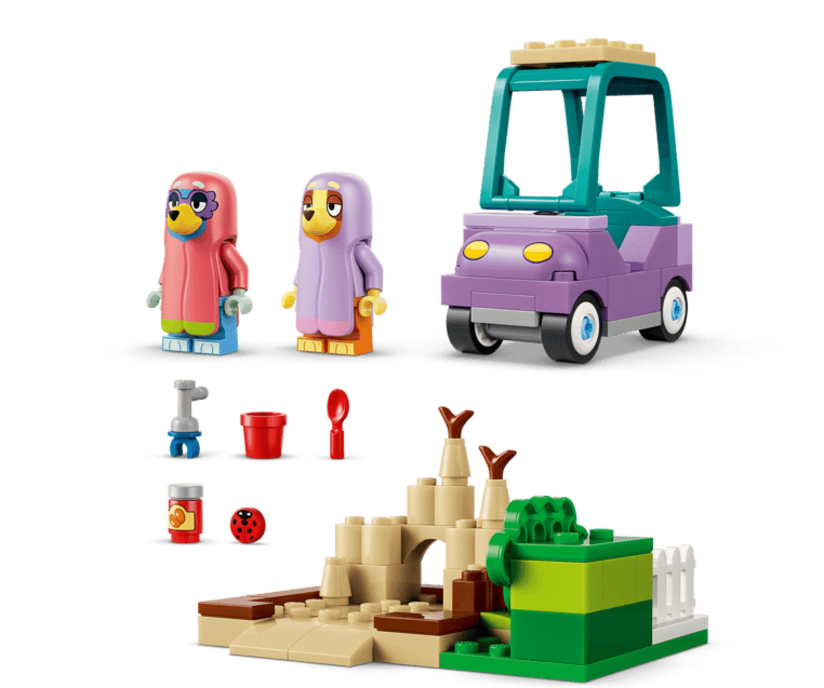 Due figure, un'auto, un castello di sabbia e accessori fatti di blocchi colorati.
