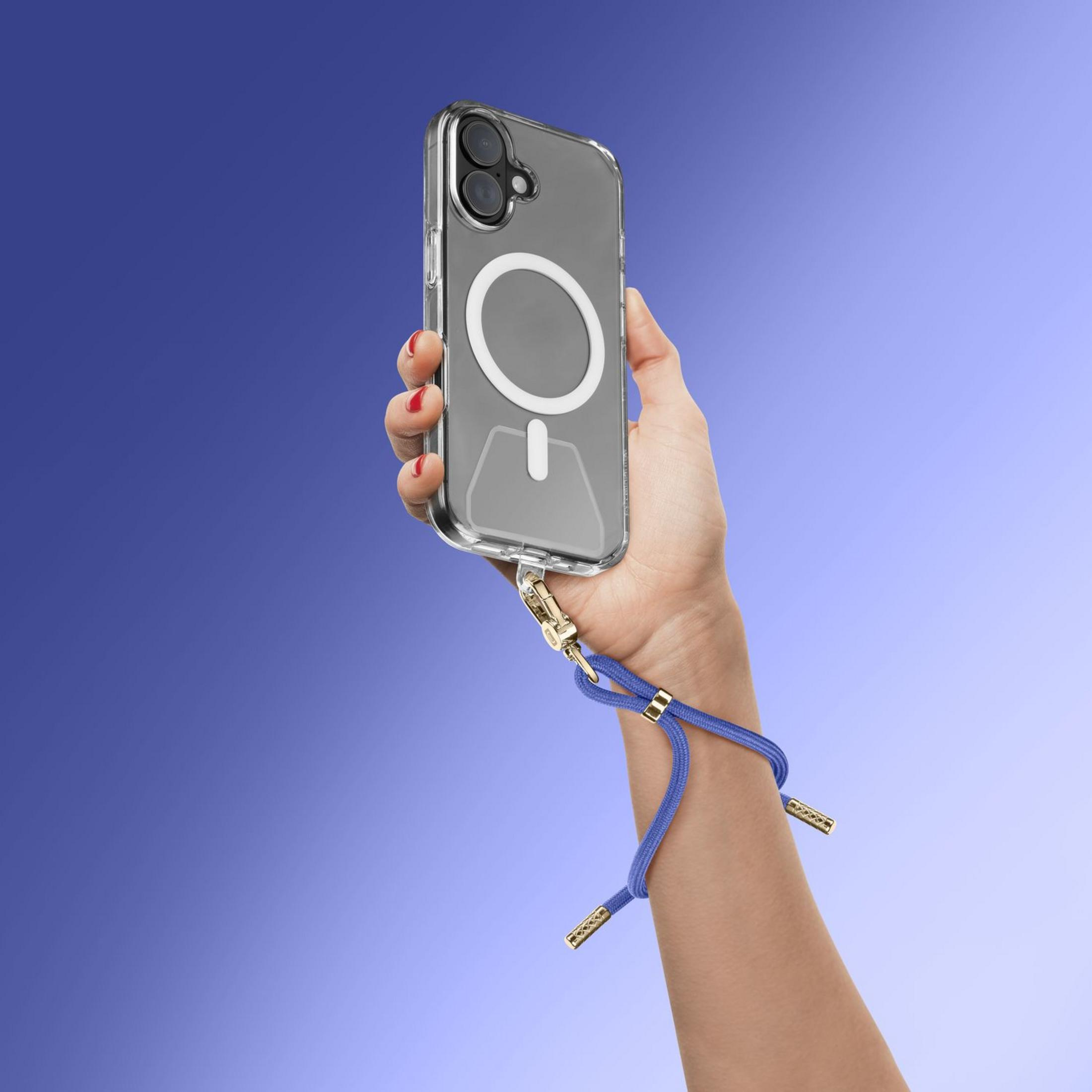 Una mano tiene un telefono trasparente con cordino blu e hardware dorato.