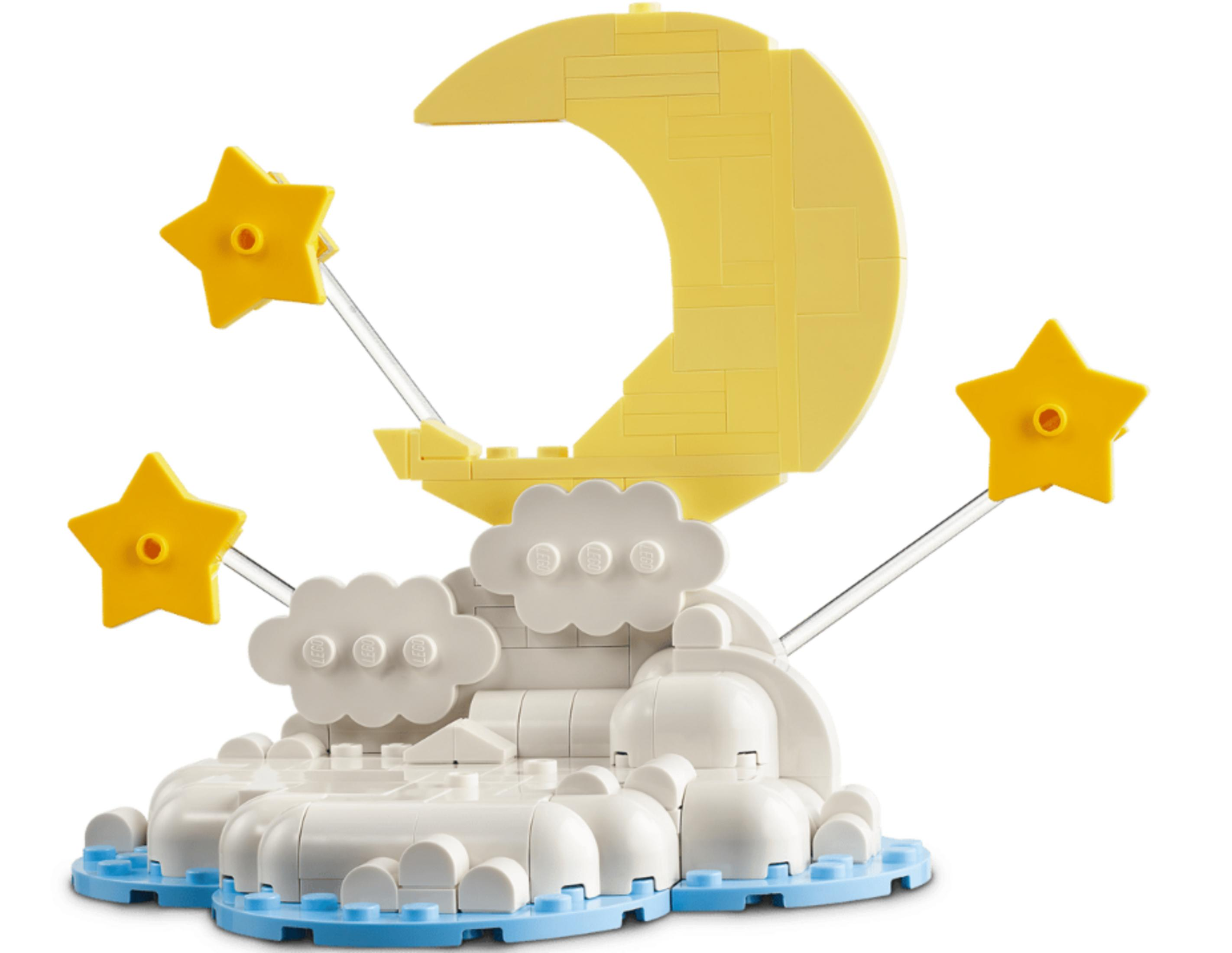 Una luna gialla Lego con tre stelle gialle sopra nuvole bianche Lego su base blu.