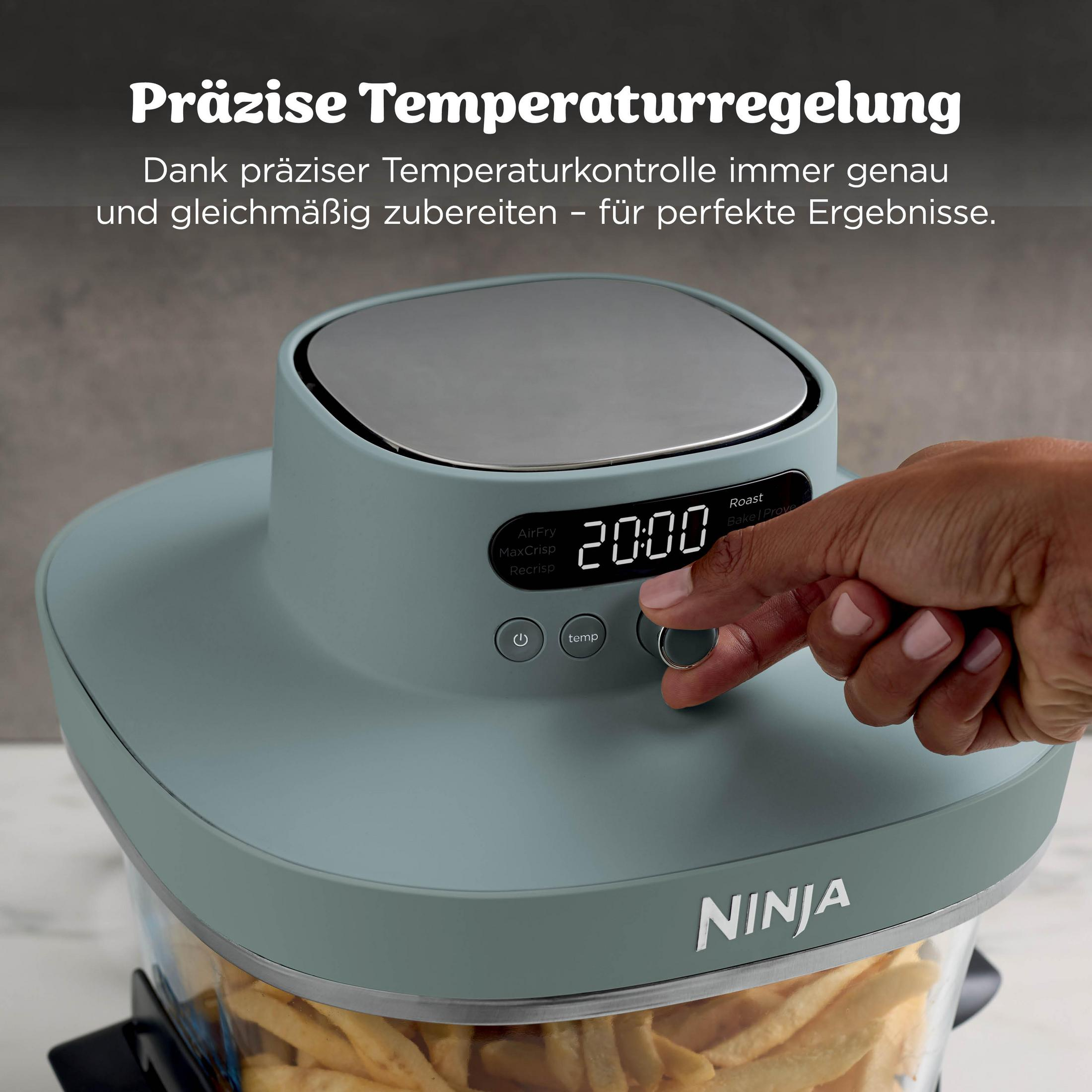 Une main règle l'heure sur le panneau de commande d'une friteuse à air Ninja grise.