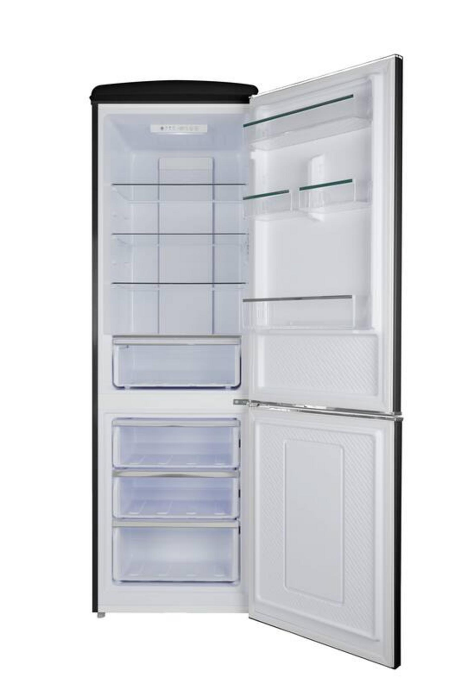 Ein schwarzer Kühlschrank mit offener Tür, Glasregalen und transparenten Schubladen.