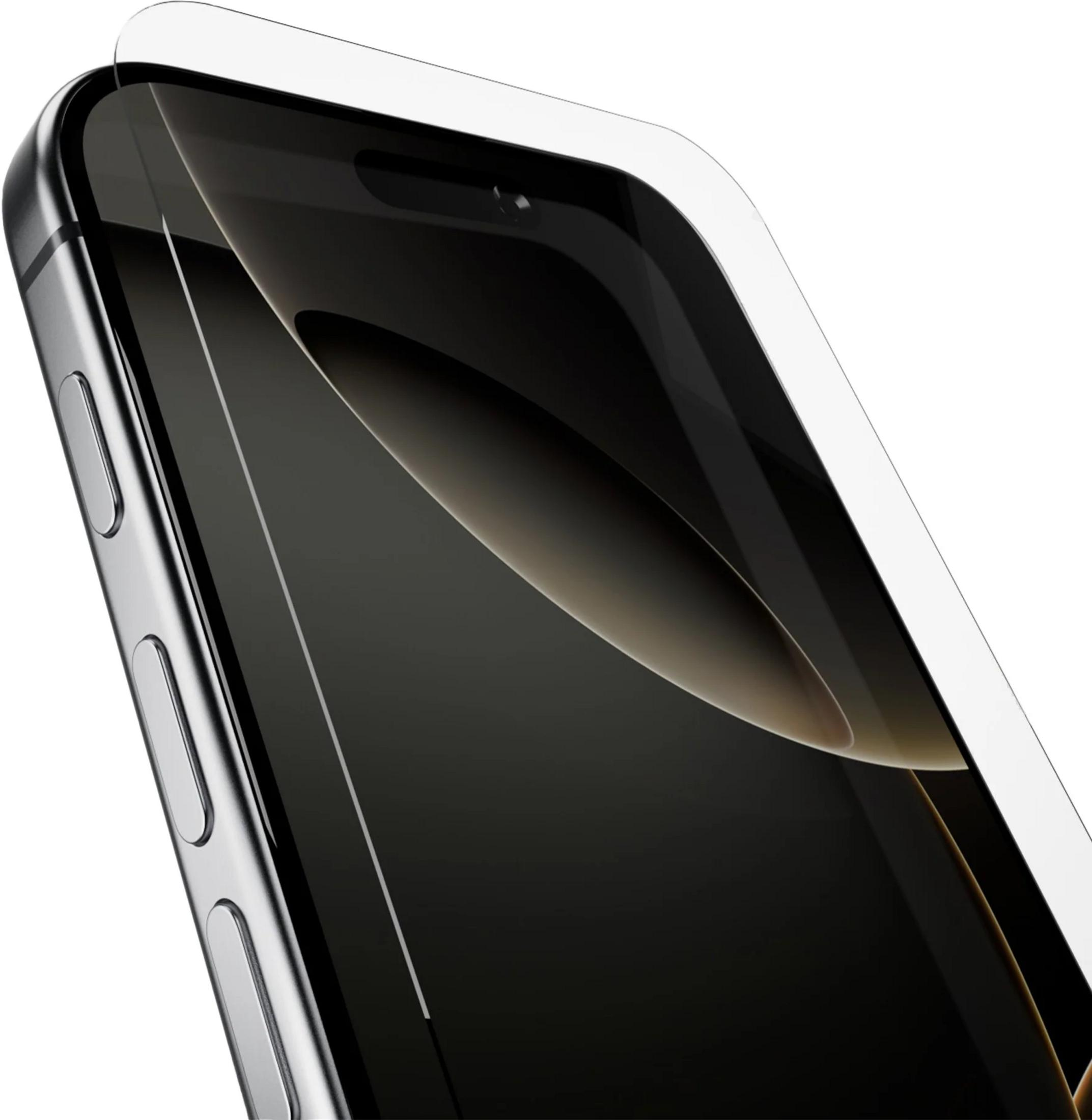 Srebrny smartfon z nałożoną folią ochronną ekranu. Widok z bliska.