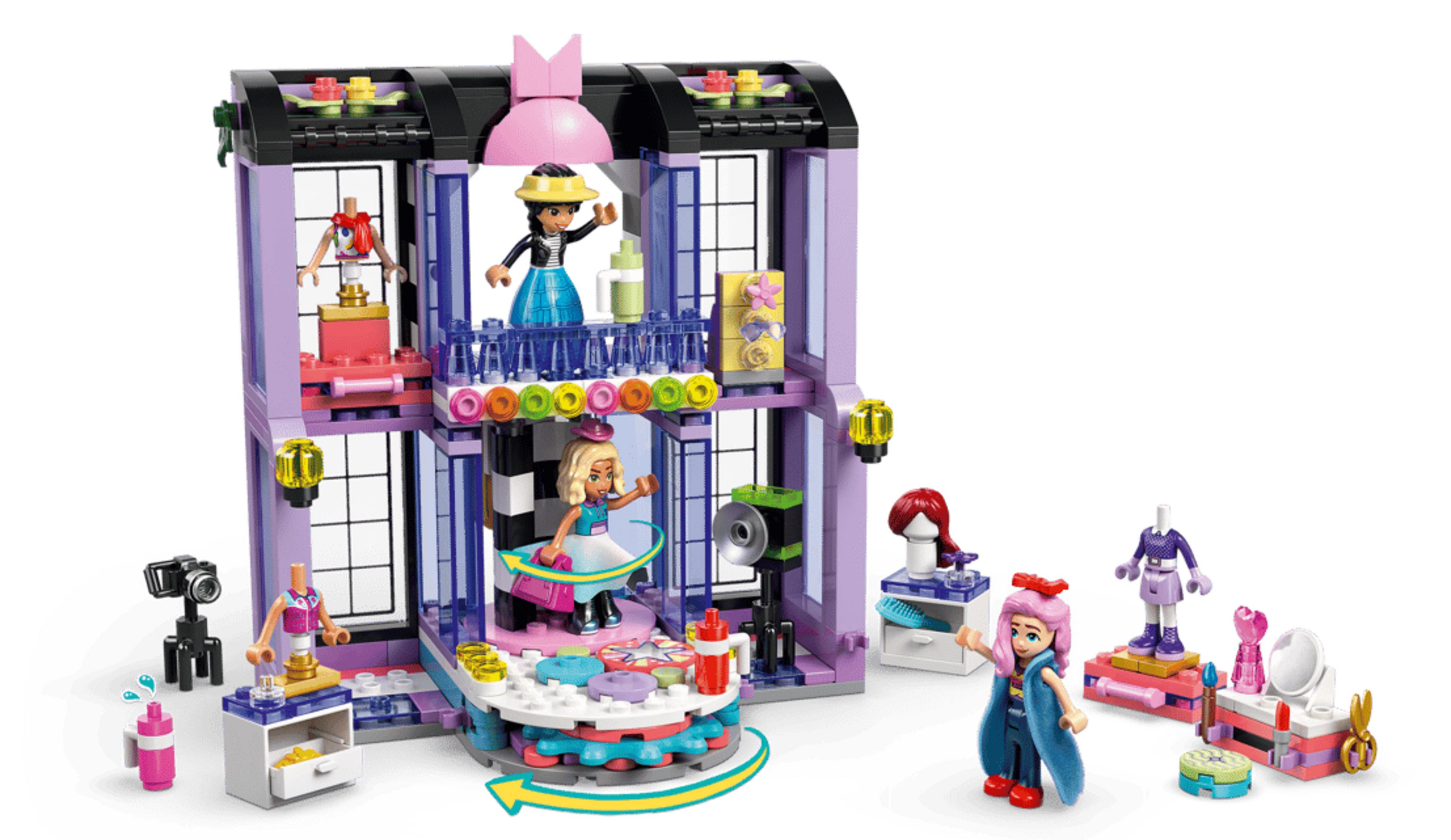 Una tienda de juguetes morada con figuras, ropa y accesorios.