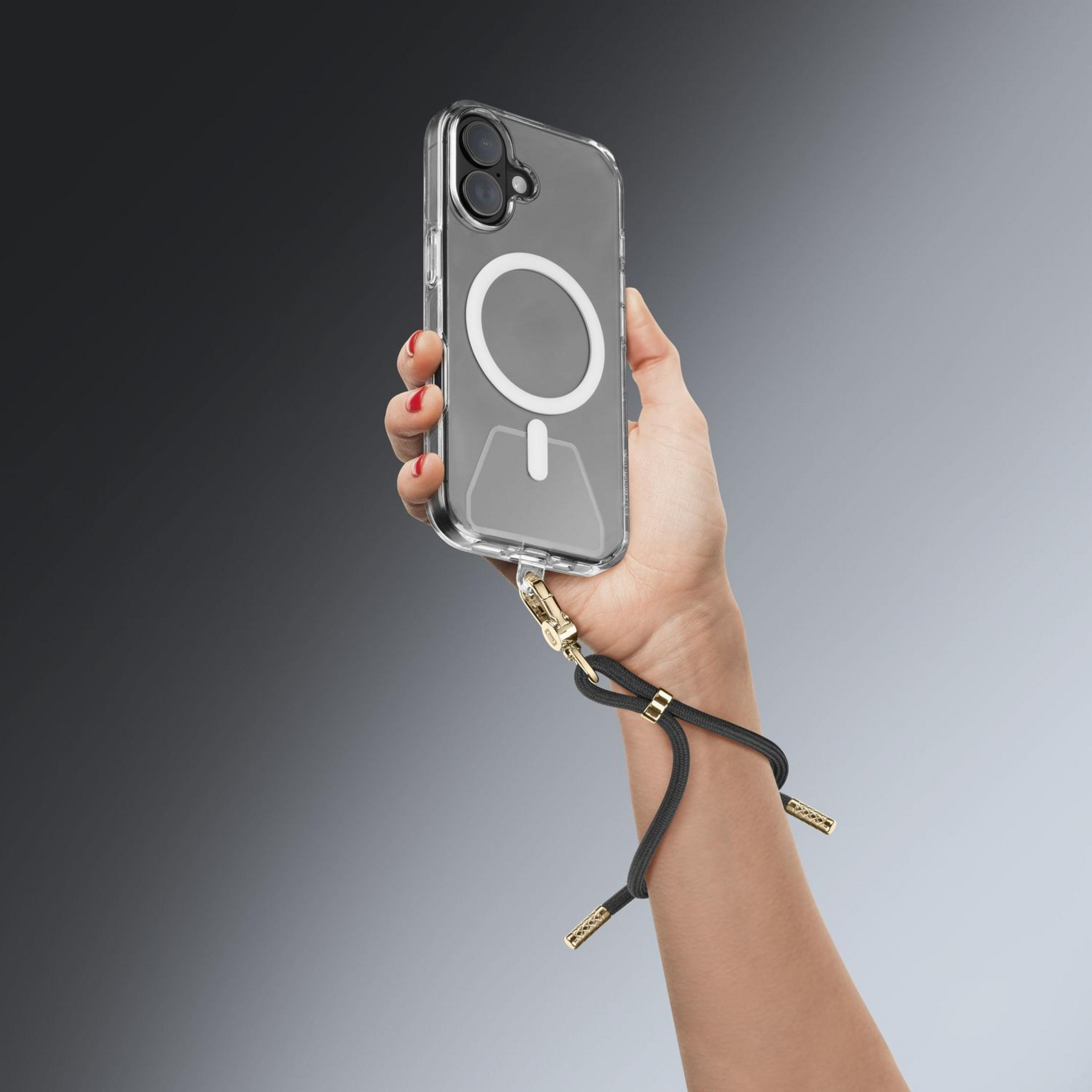 Una mano tiene un telefono trasparente con cinturino nero e hardware dorato.