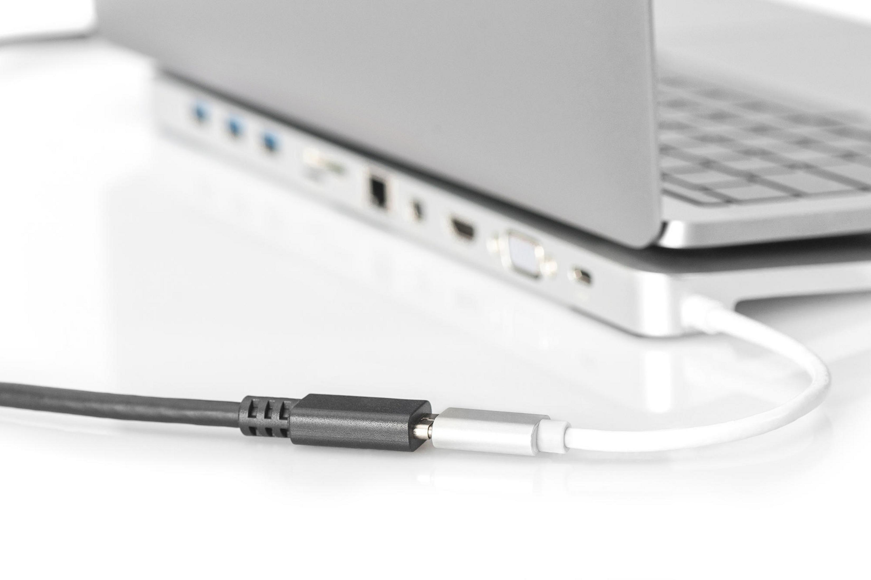 Un cavo nero e uno bianco sono collegati a una docking station per laptop.