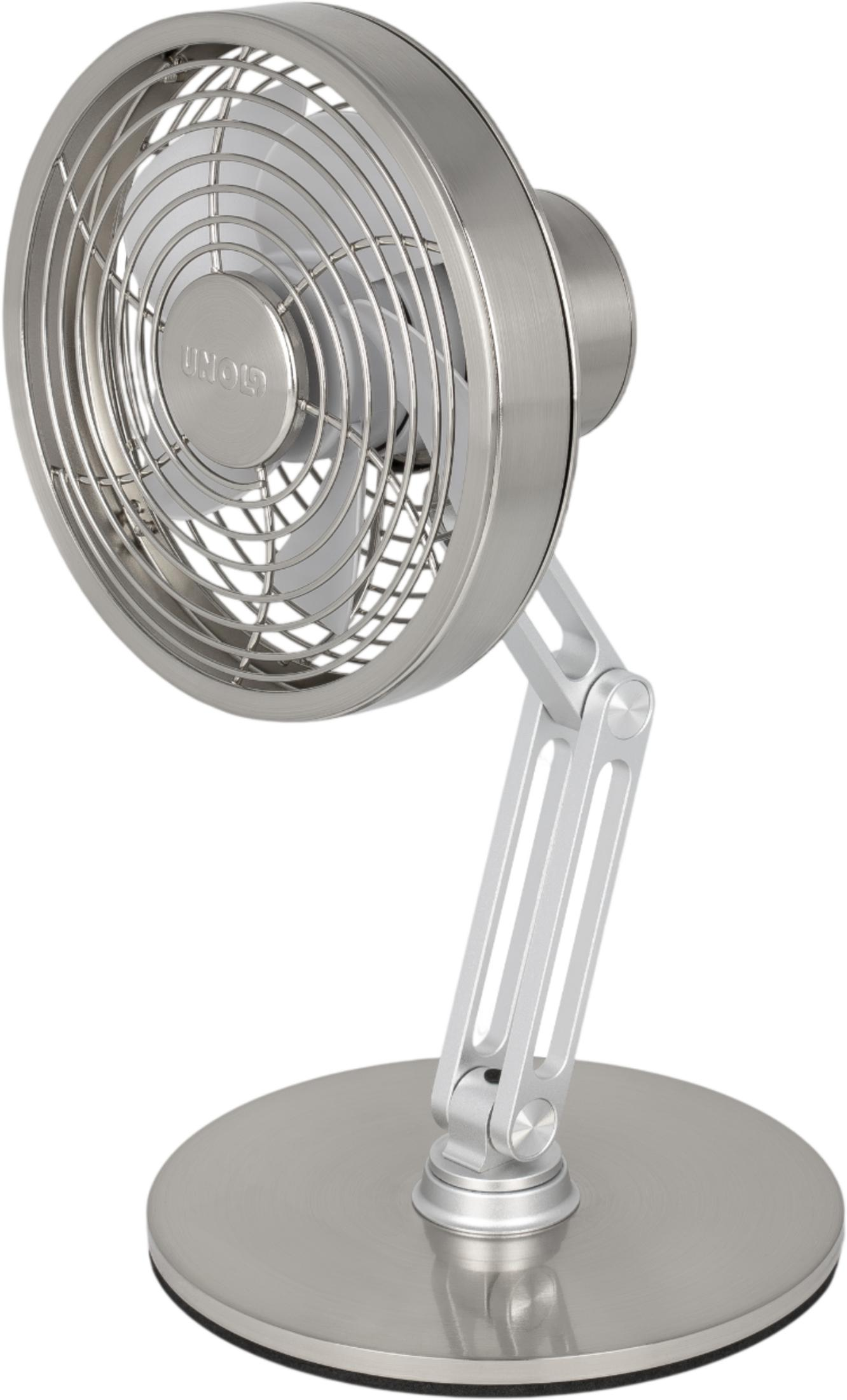 Ventilatore da tavolo argentato con braccio regolabile su base rotonda.