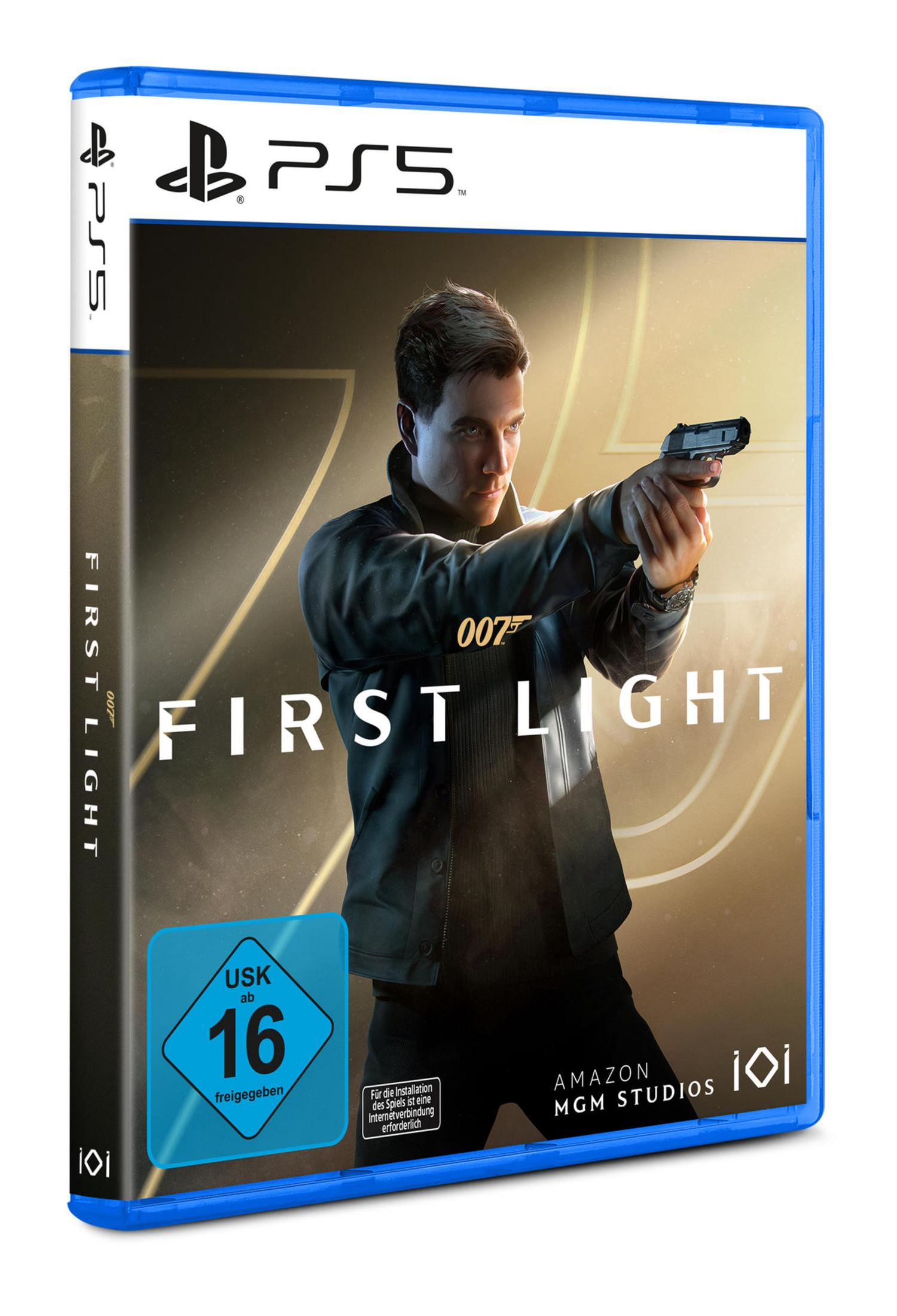 Uomo con giacca di pelle tiene pistola. Copertina gioco PS5 'First Light'.