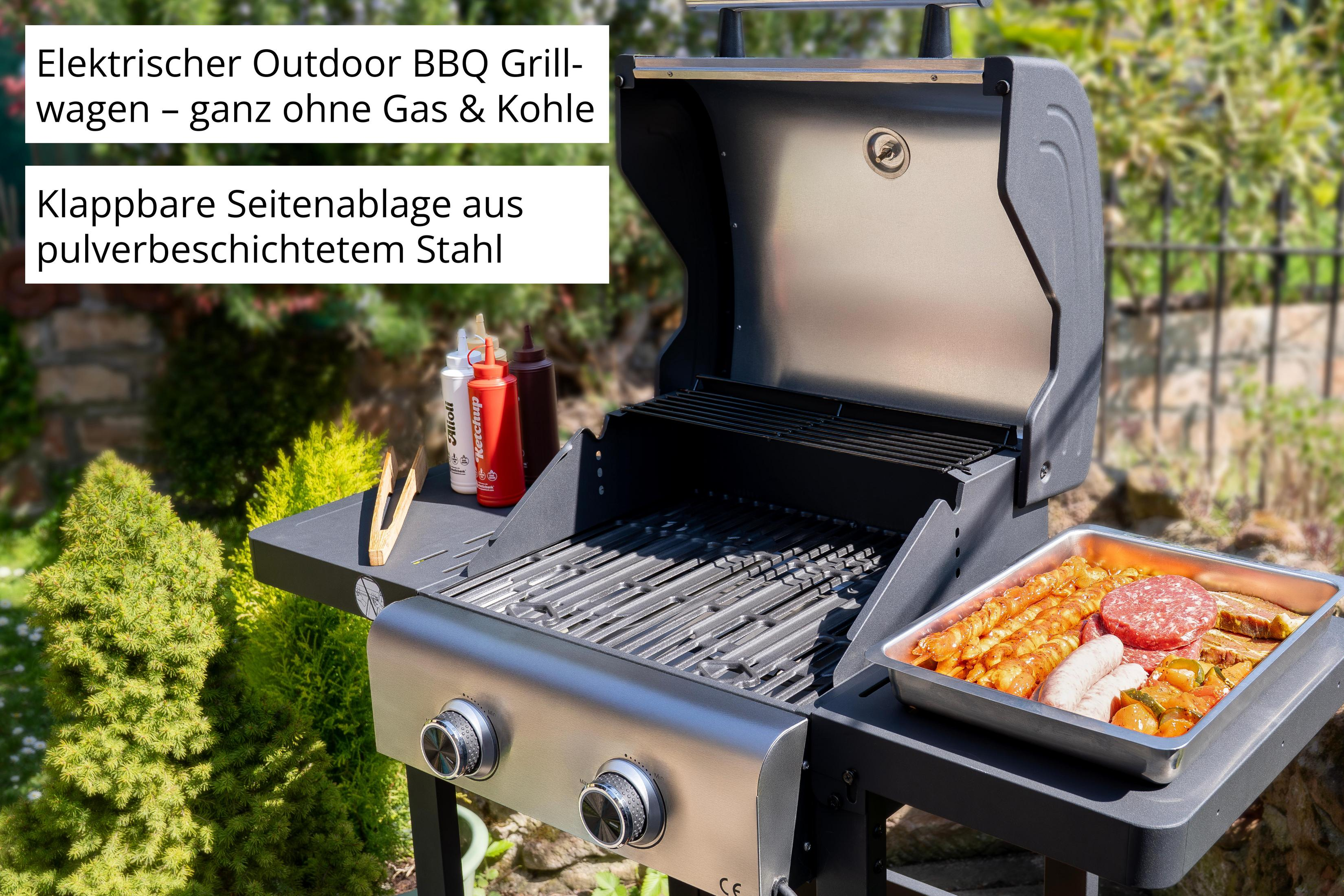 Ein Gasgrill mit Fleisch und Soßen auf der Seitenablage, im Freien.