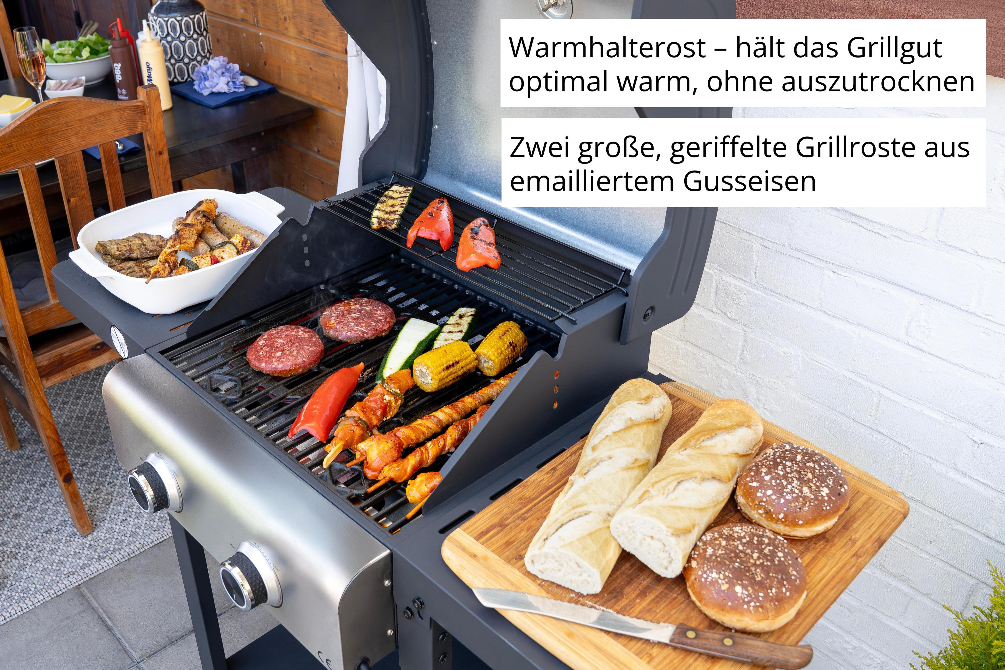 Ein Gasgrill mit Burgern, Spießen, Mais und Brot. "Warmhalte-Rost" steht geschrieben.
