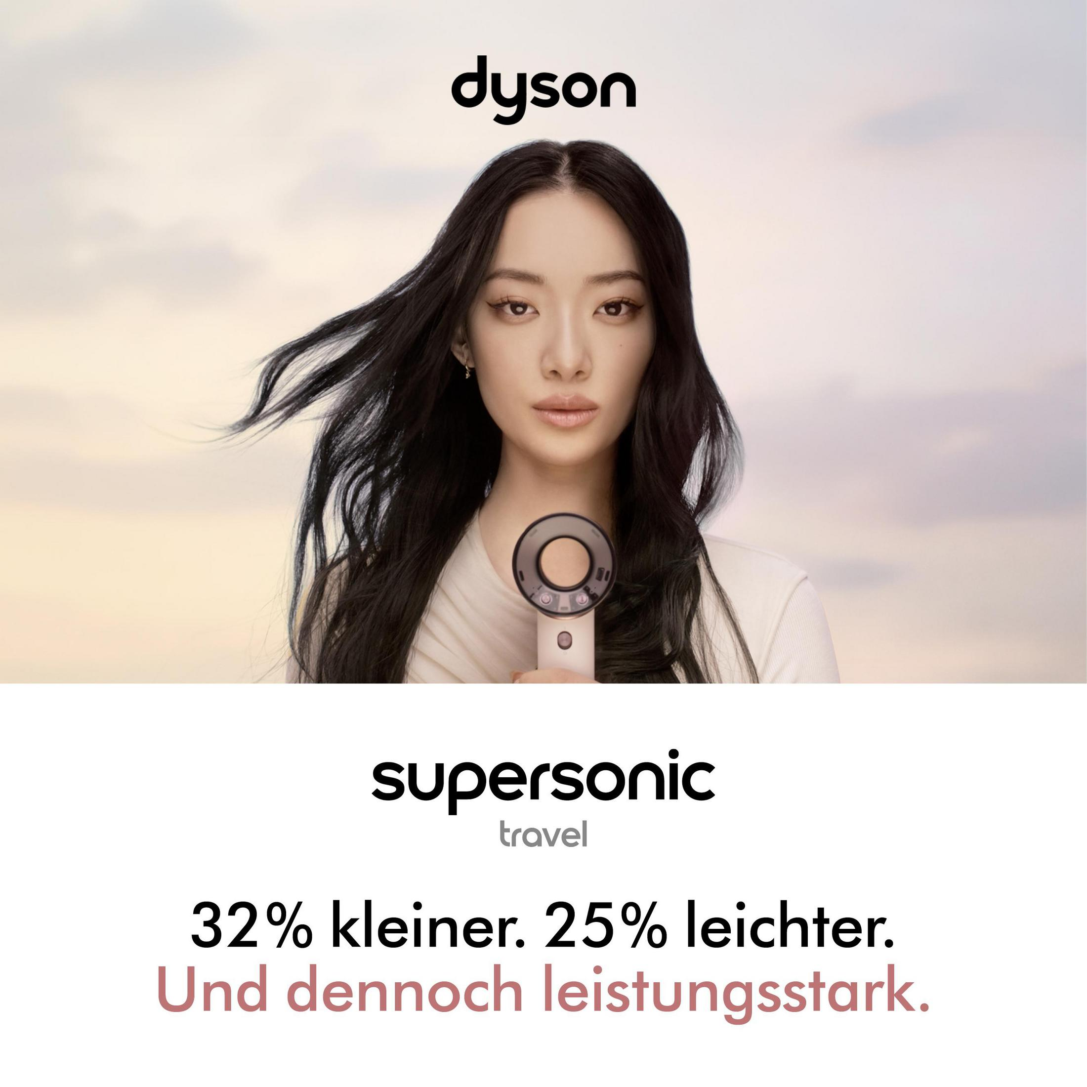 Frau mit Dyson Supersonic Haartrockner, bewirbt 32% kleiner, 25% leichter.
