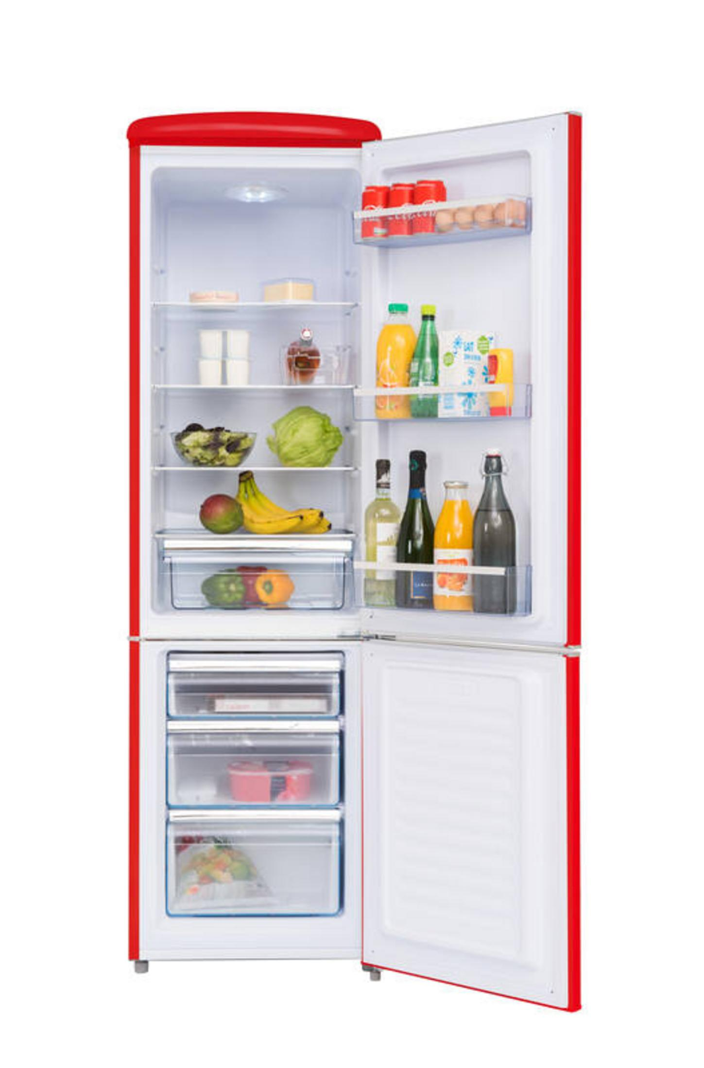 Ein roter Kühlschrank mit offener Tür, gefüllt mit Lebensmitteln und Getränken.