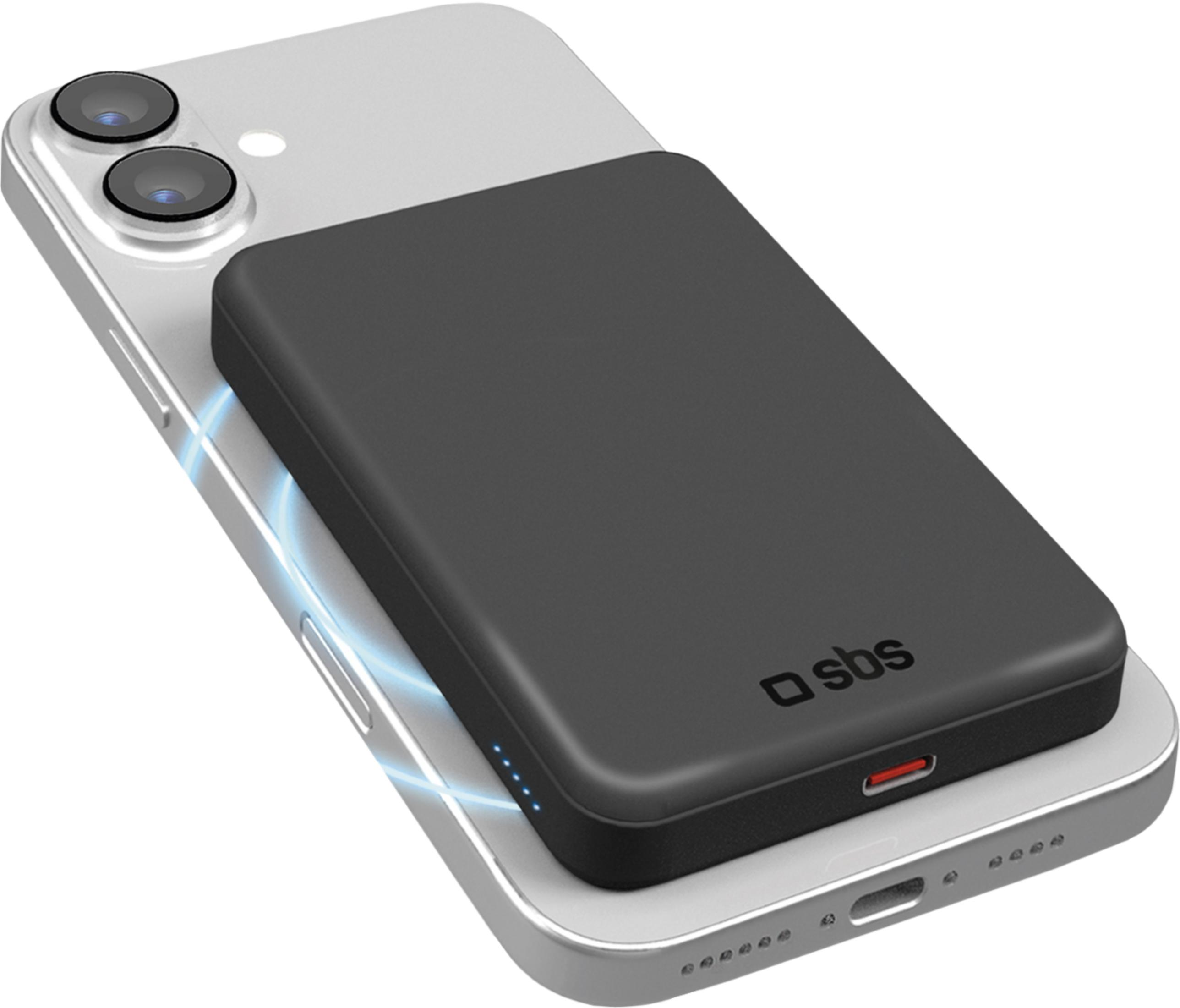 Un power bank magnetico nero si attacca al retro di un iPhone argentato, mostrando luci di ricarica.