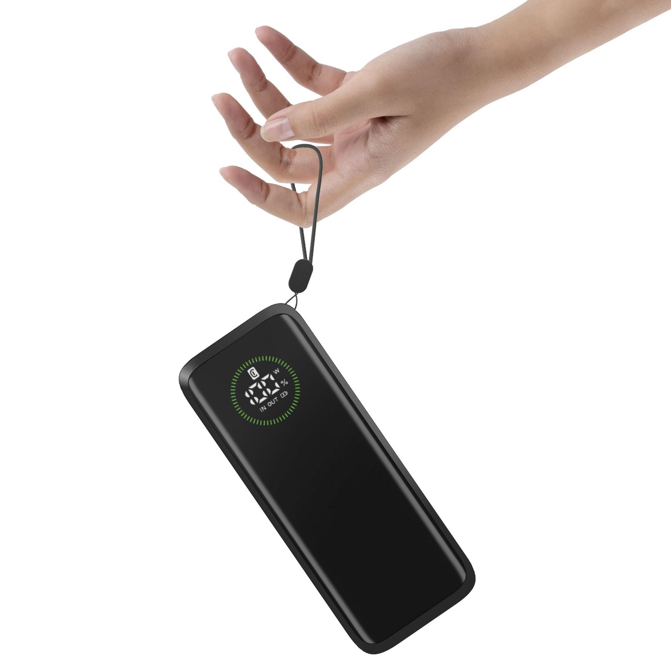 Eine Hand hält eine schwarze Powerbank mit einer digitalen Anzeige.