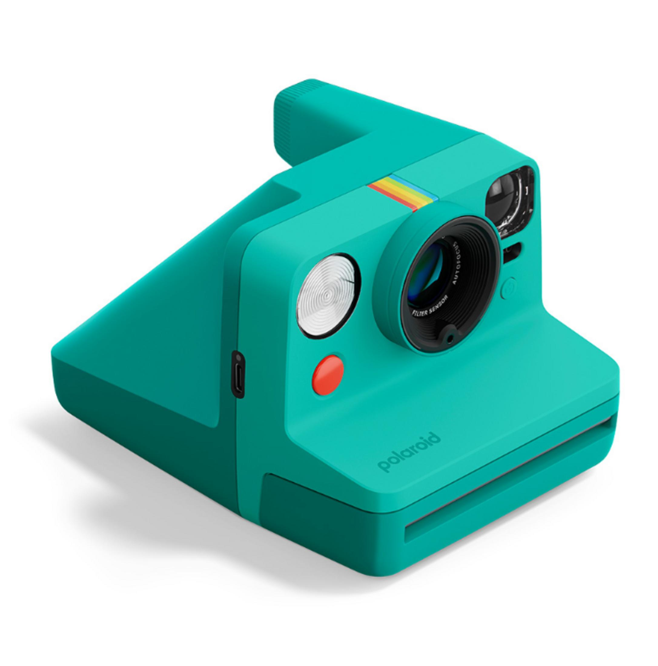 Ein türkisfarbener Polaroid-Sofortbildkamera mit Regenbogenstreifen und rotem Auslöser.