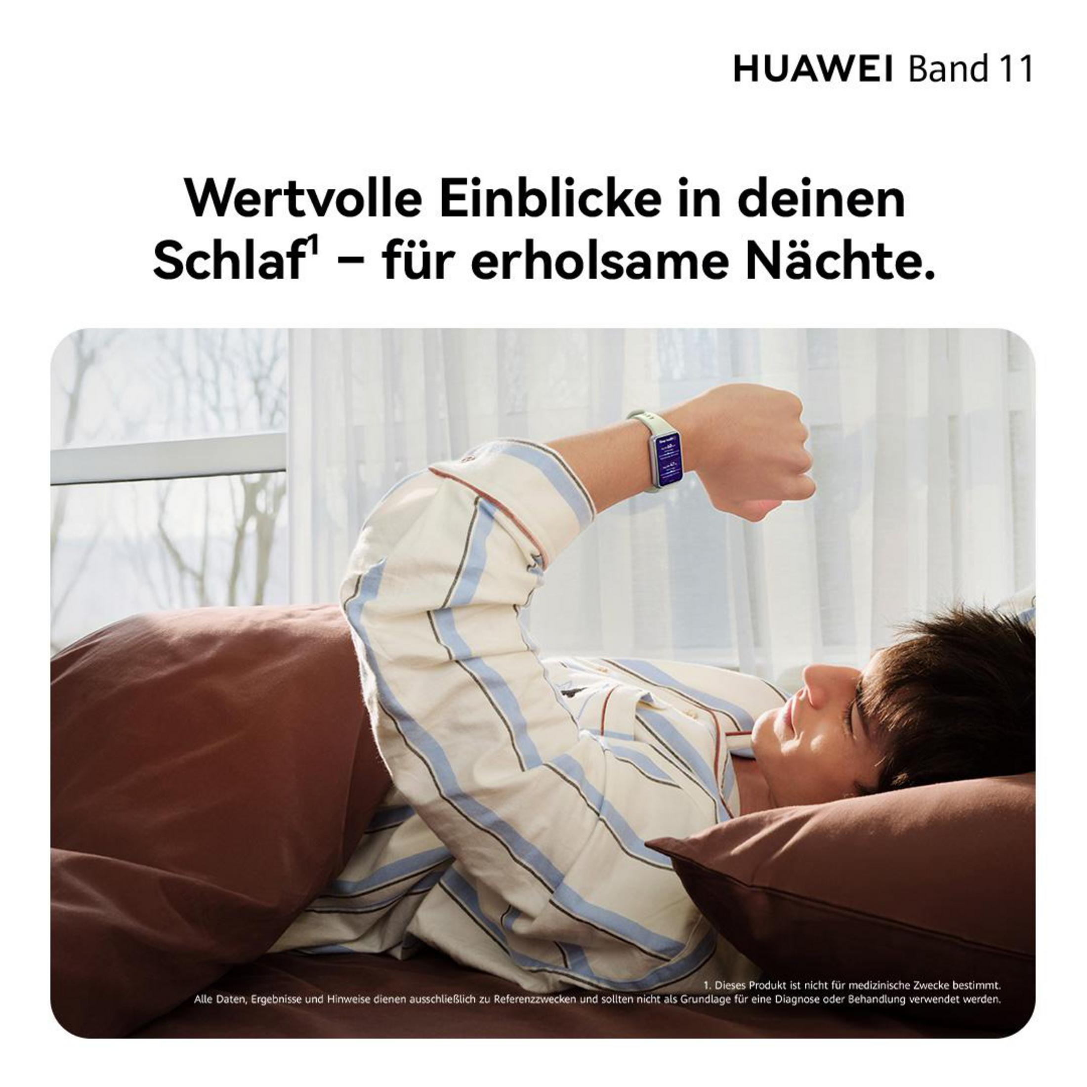 Uomo a letto con HUAWEI Band 11 al polso che mostra dati sul sonno.