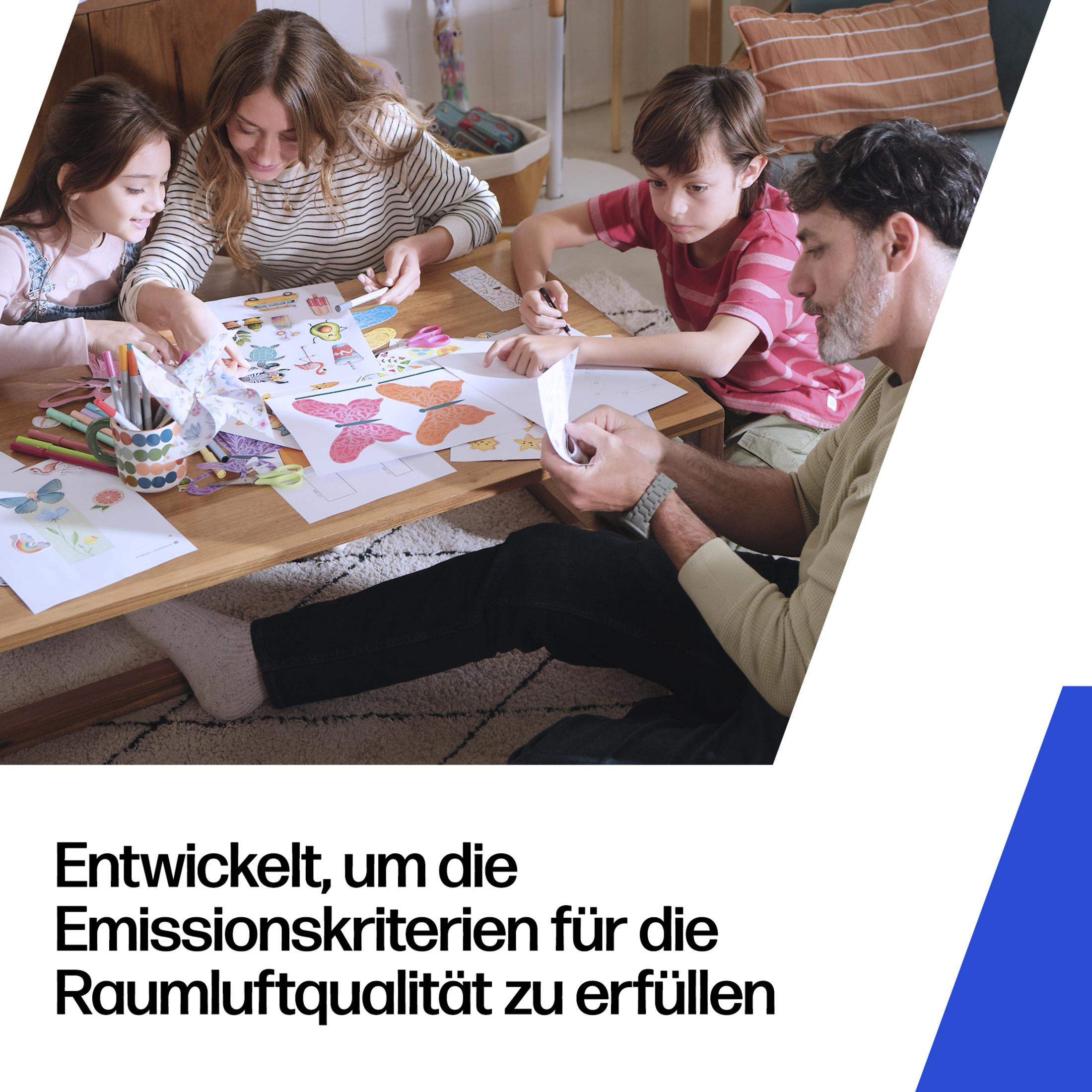 Famiglia crea immagini di farfalle con pennarelli e carta su tavolo legno.