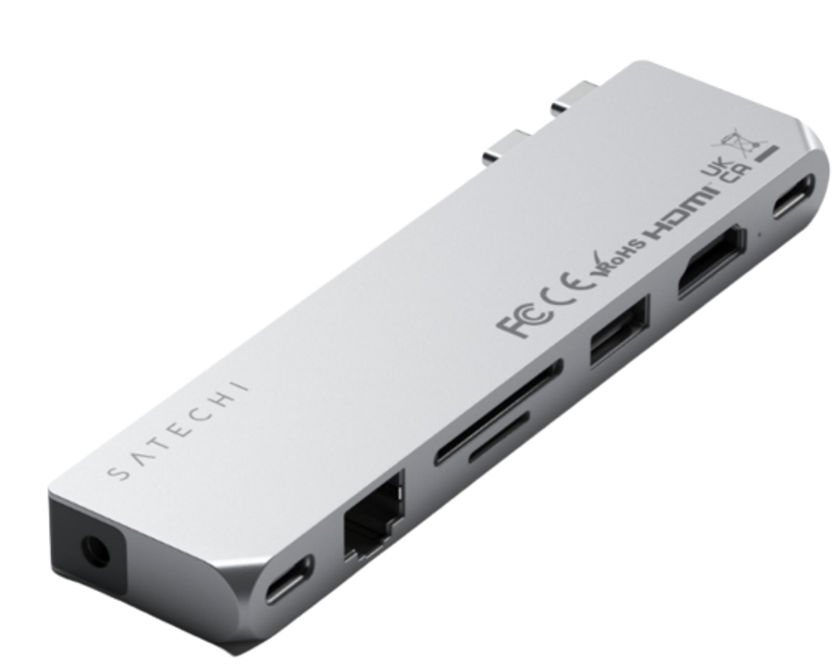 Ein silberner USB-C-Hub mit SD-Kartensteckplatz, HDMI und Ethernet-Anschluss.