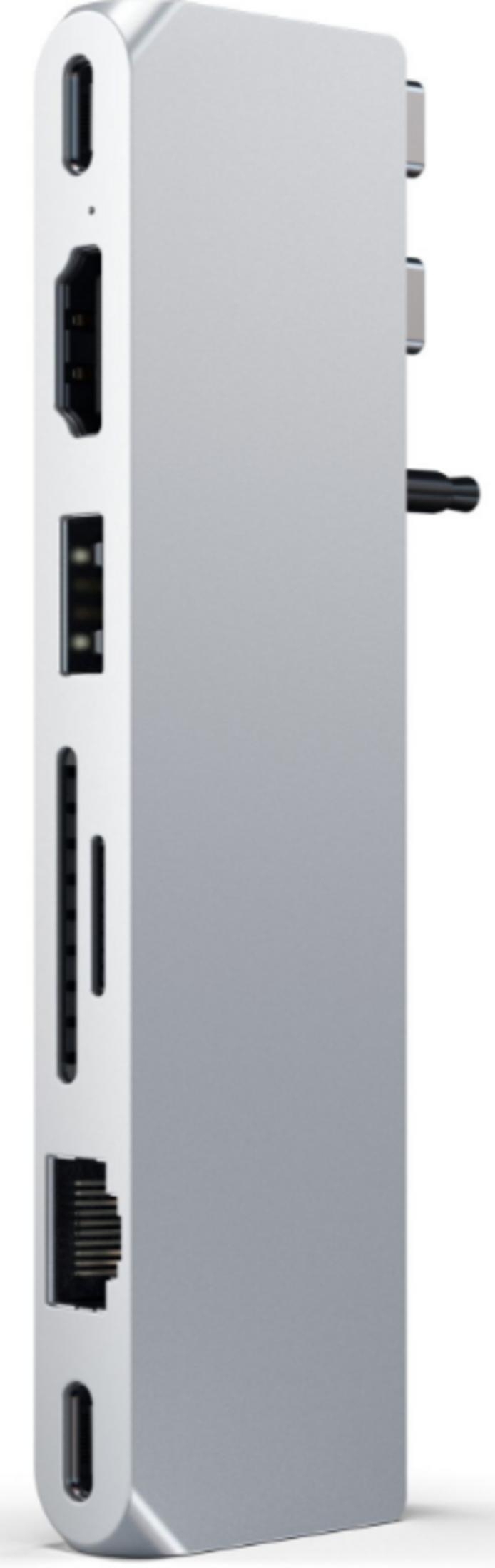 Ein silberner USB-C-Hub mit mehreren Anschlüssen, darunter HDMI und USB-A.