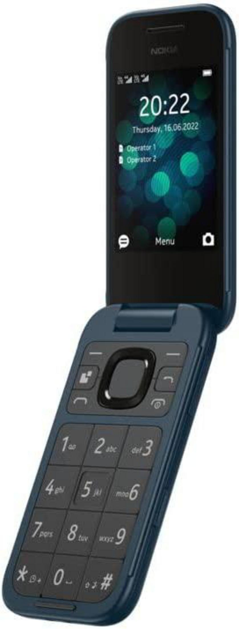 Un teléfono plegable Nokia azul oscuro con teclado y pantalla mostrando la hora.